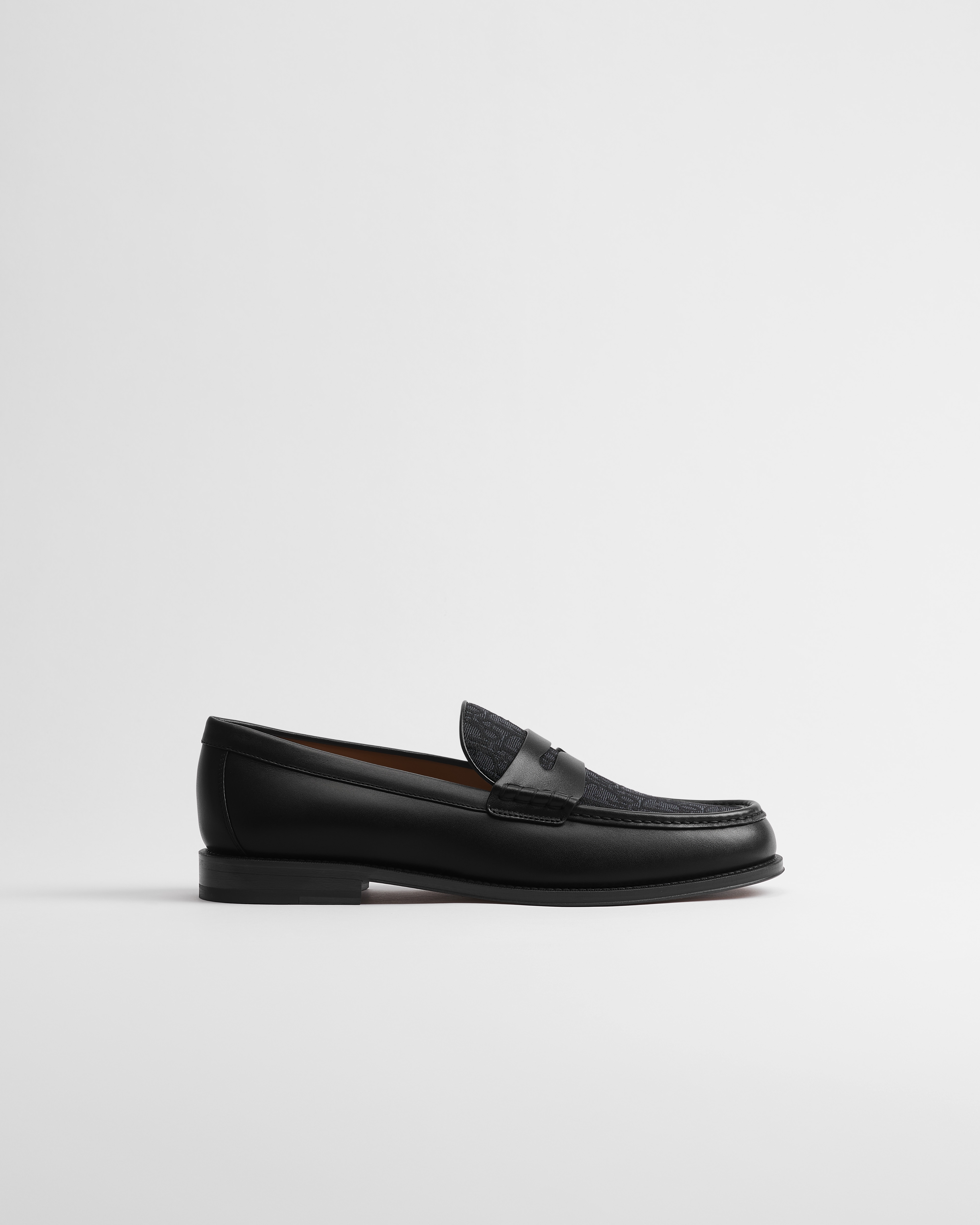 Dior Granville Loafer Glattes Kalbsleder und Dior Oblique Jacquard in Schwarz E02