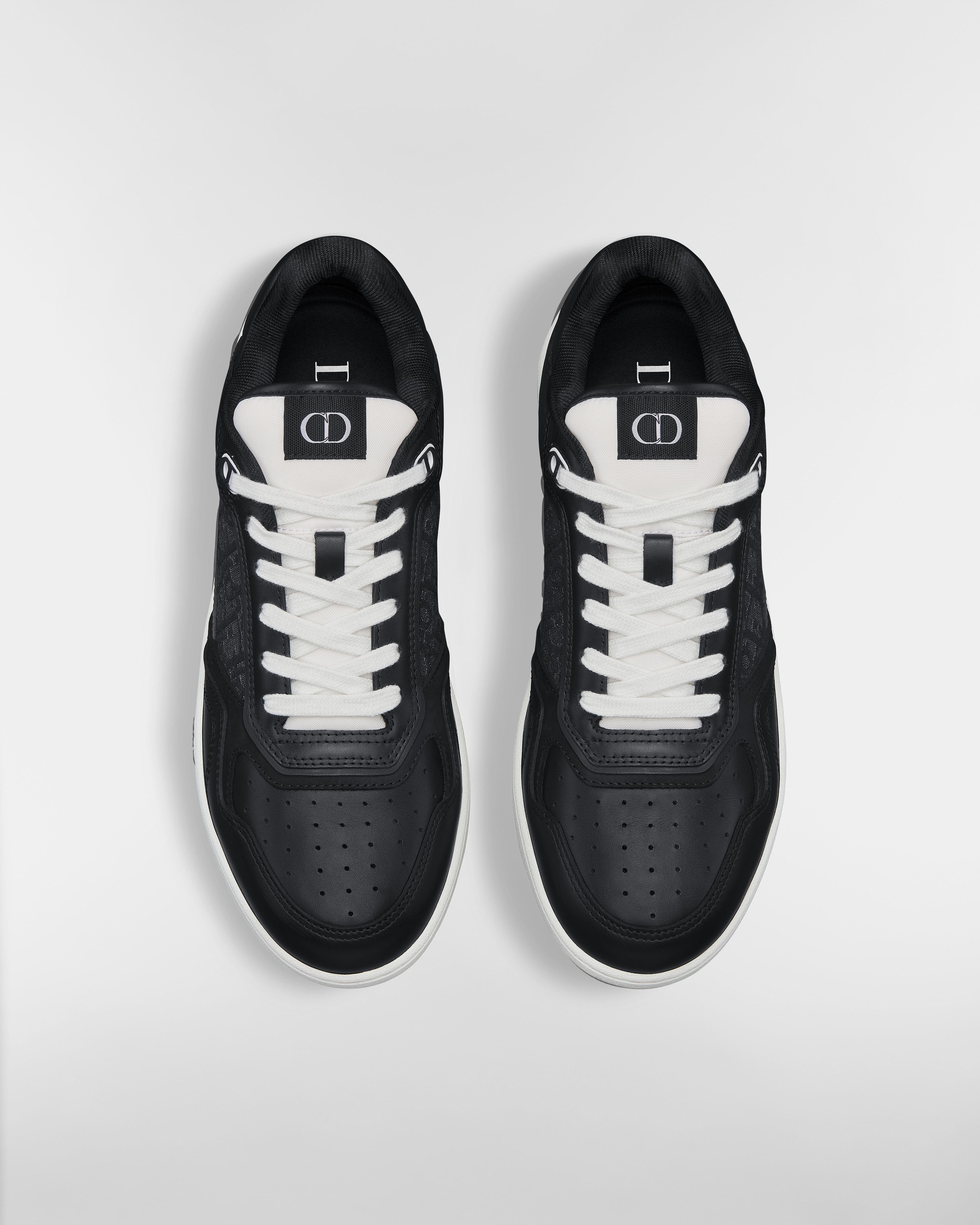 รองเท้าสนีกเกอร์ทรงข้อต่ำ B27 Uptown หนังลูกวัวแบบเรียบสีดำกับผ้าแจ็กการ์ดลาย Dior Oblique สีดำตัดด้วยเมทัลลิคโทนสีเงิน E06