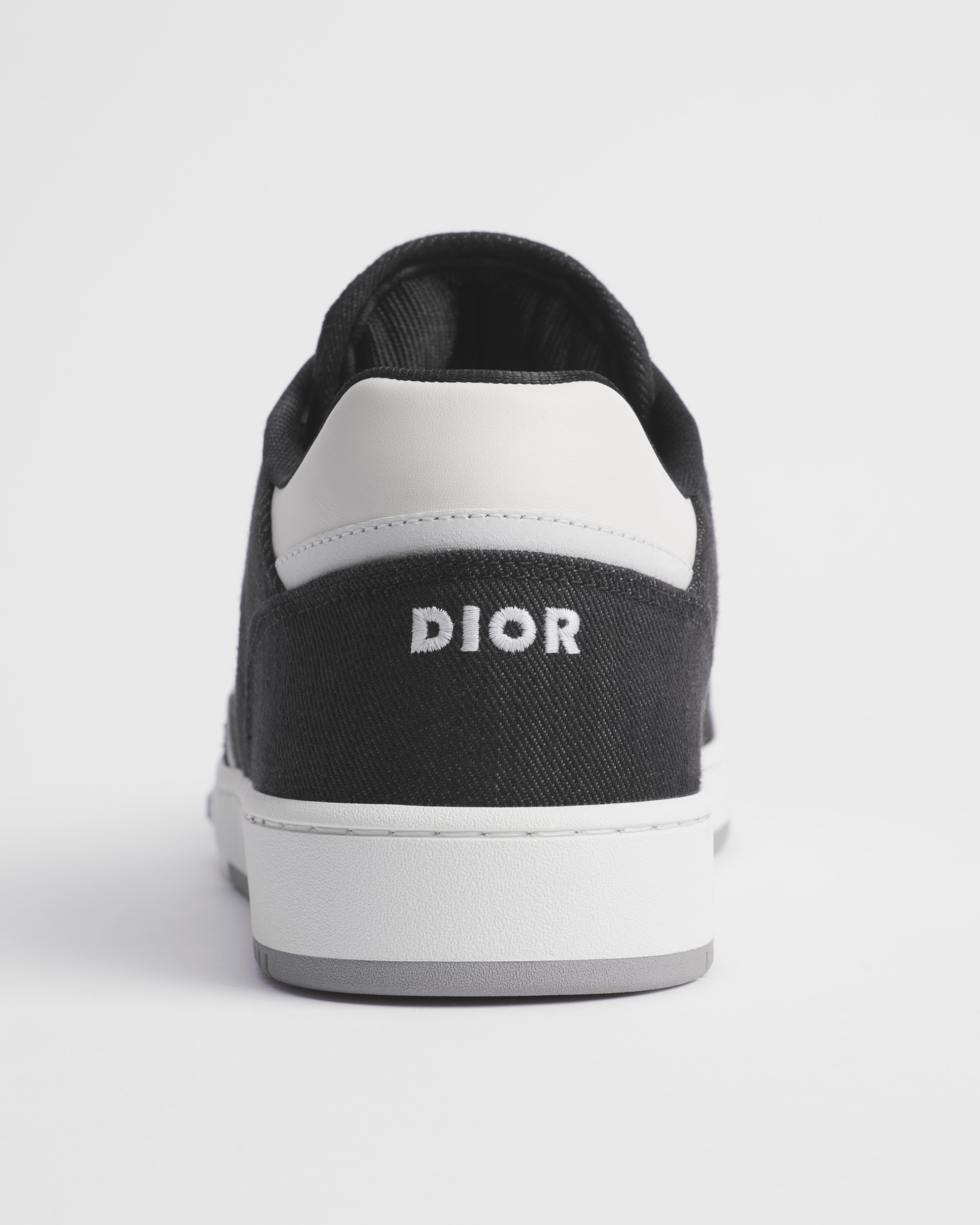 B27 Uptown Low Top Sneaker Glattes Kalbsleder in Weiß, Denim in Schwarz und Dior Oblique Galaxy Leder in Weiß E08