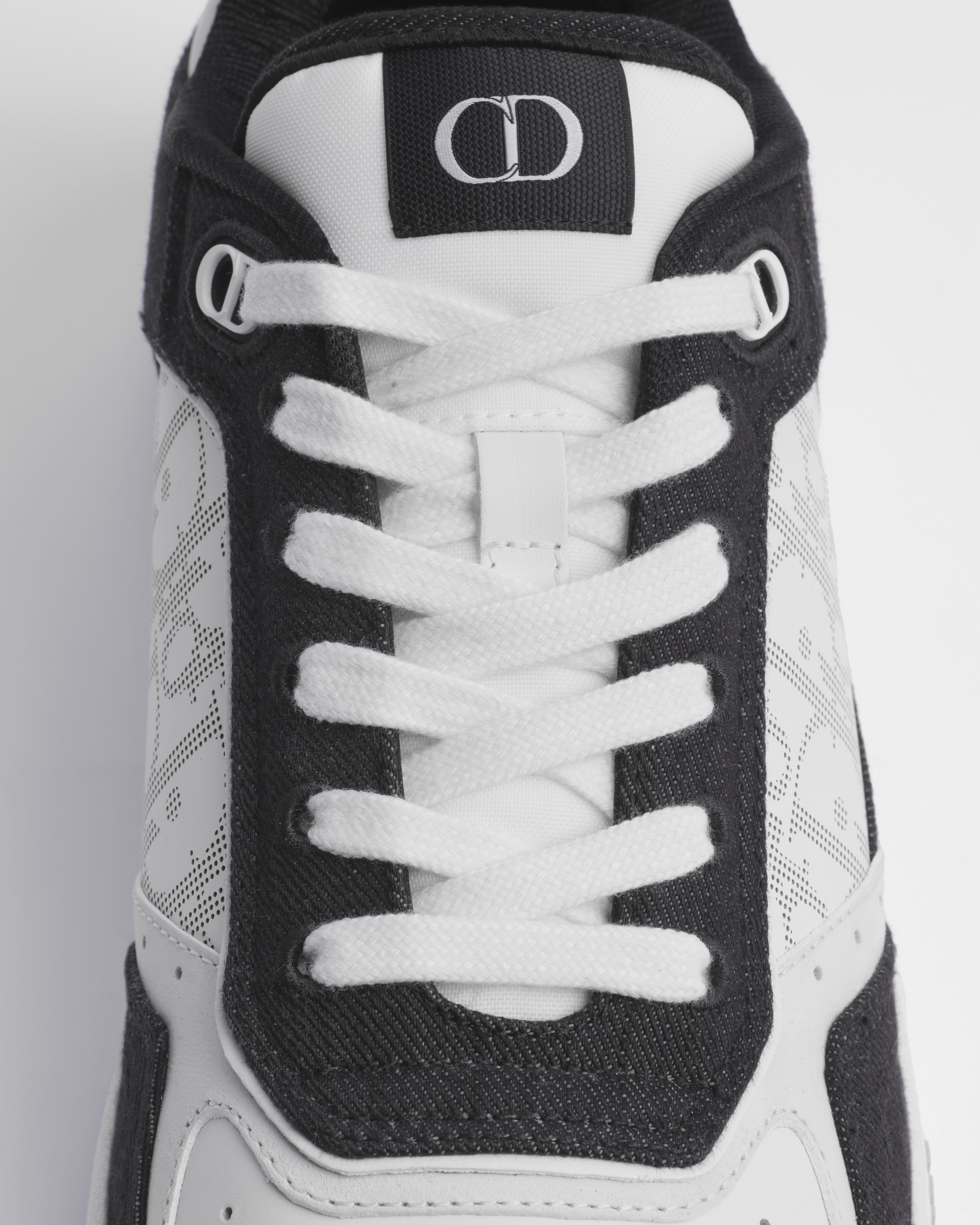 B27 Uptown Low Top Sneaker Glattes Kalbsleder in Weiß, Denim in Schwarz und Dior Oblique Galaxy Leder in Weiß E11