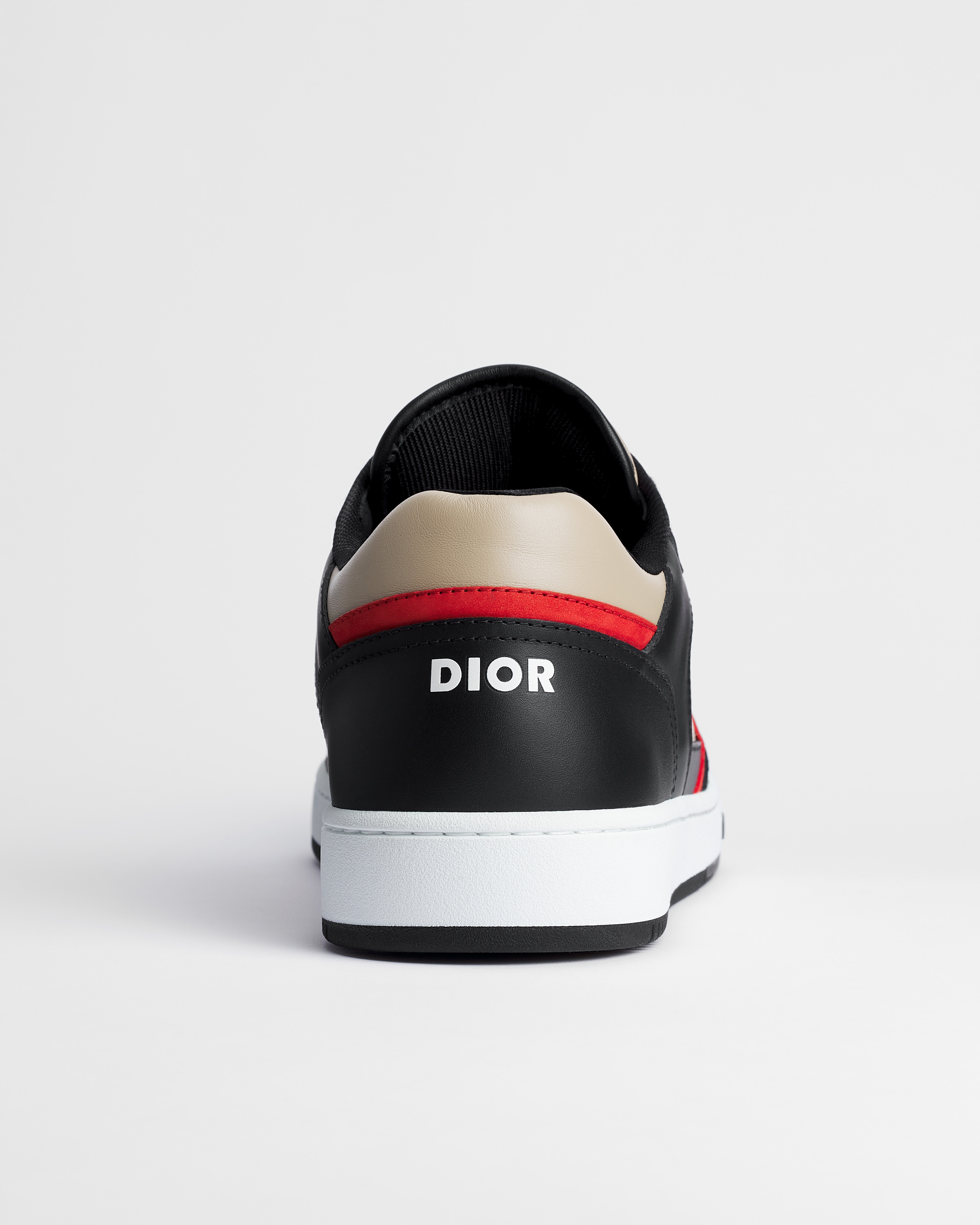 รองเท้าสนีกเกอร์ทรงข้อต่ำ B27 Uptown หนังลูกวัวแบบเรียบสีดำ สีครีม และสีแดง พร้อมหนัง Dior Oblique Galaxy สีครีม E08