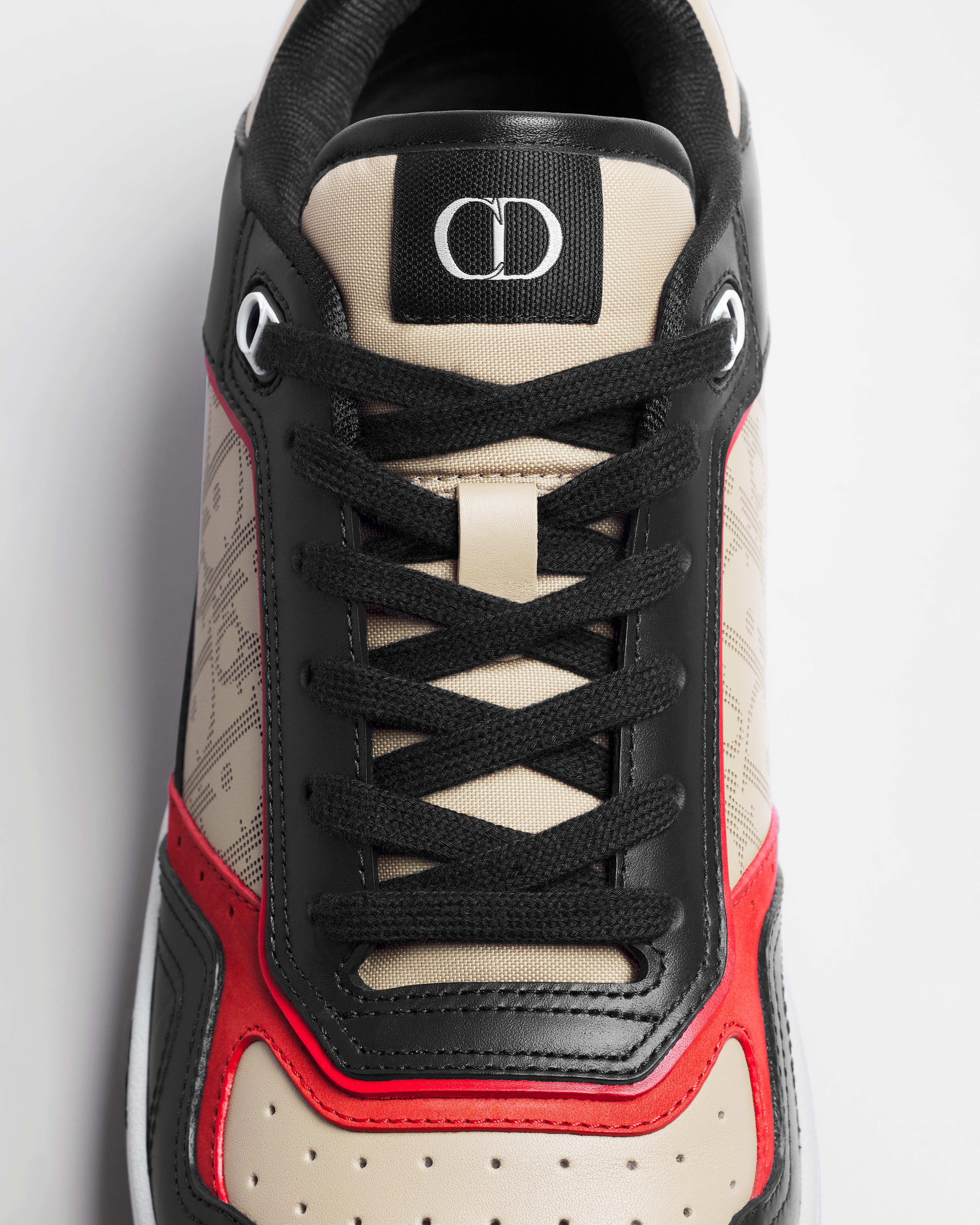 รองเท้าสนีกเกอร์ทรงข้อต่ำ B27 Uptown หนังลูกวัวแบบเรียบสีดำ สีครีม และสีแดง พร้อมหนัง Dior Oblique Galaxy สีครีม E11
