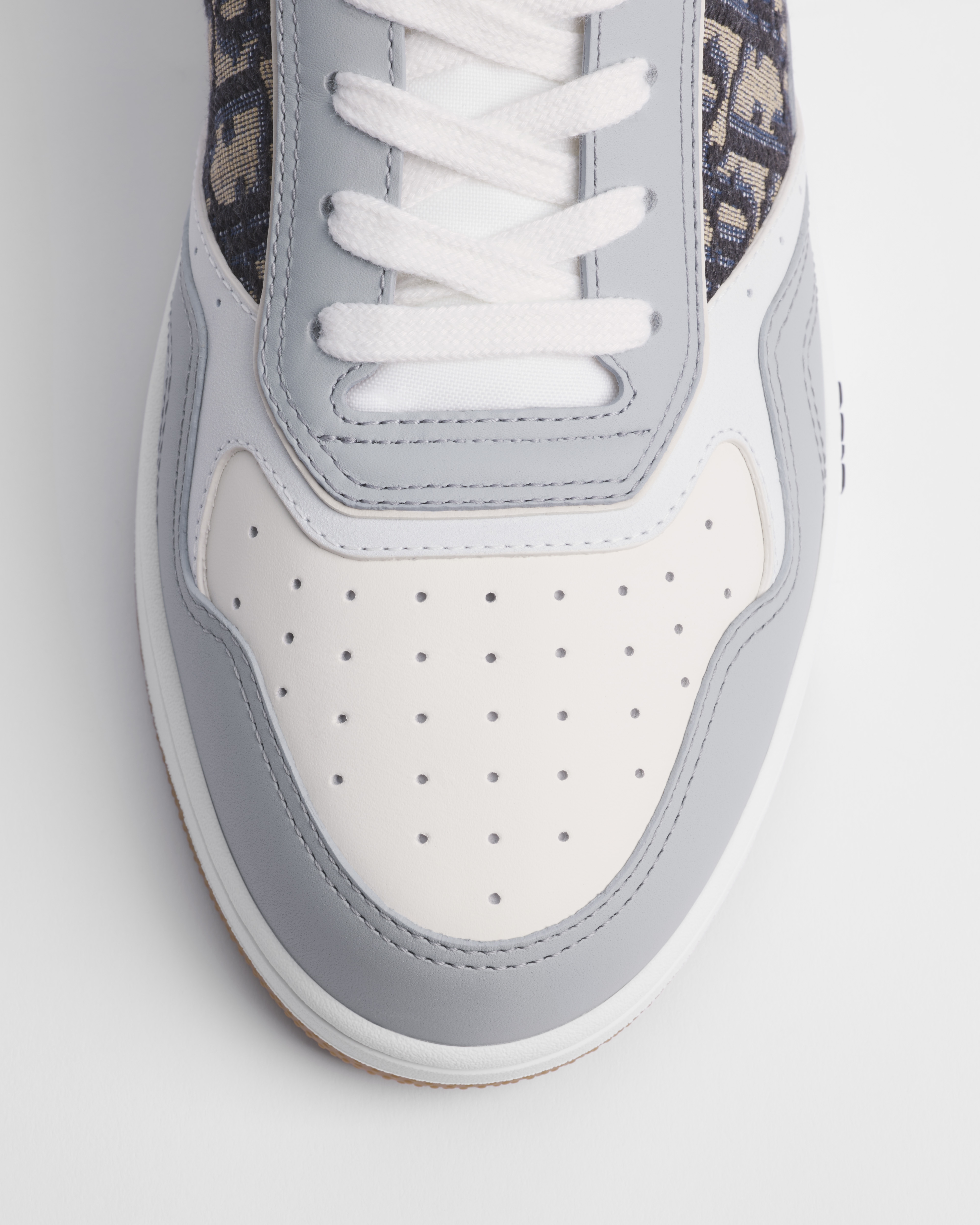 B27 Uptown Low Top Sneaker Glattes Kalbsleder in Grau und Weiß mit Dior Oblique Jacquard in Beige und Schwarz E06