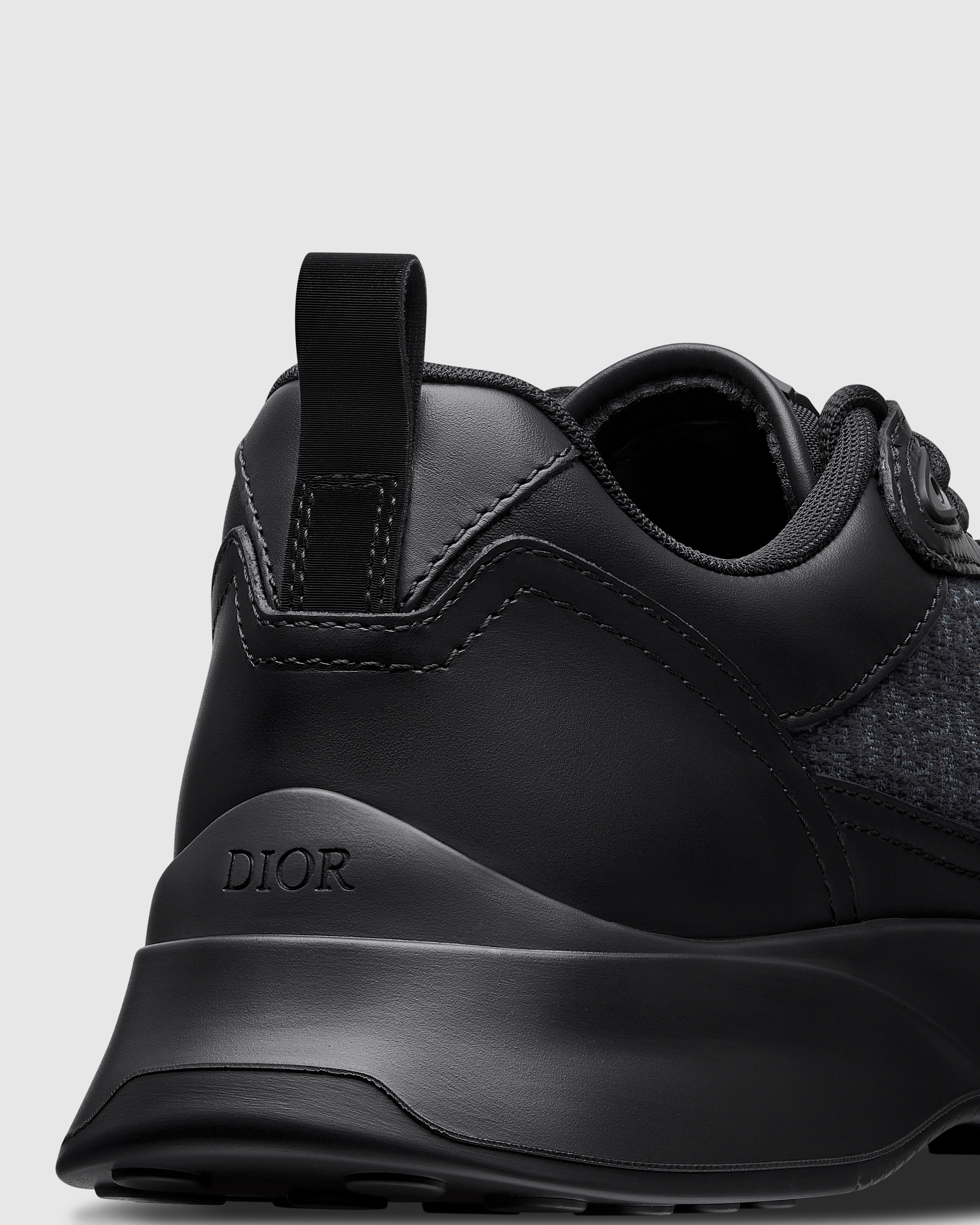 B25 Runner Sneaker Black Smooth Calfskin and Dior Oblique Jacquard E09