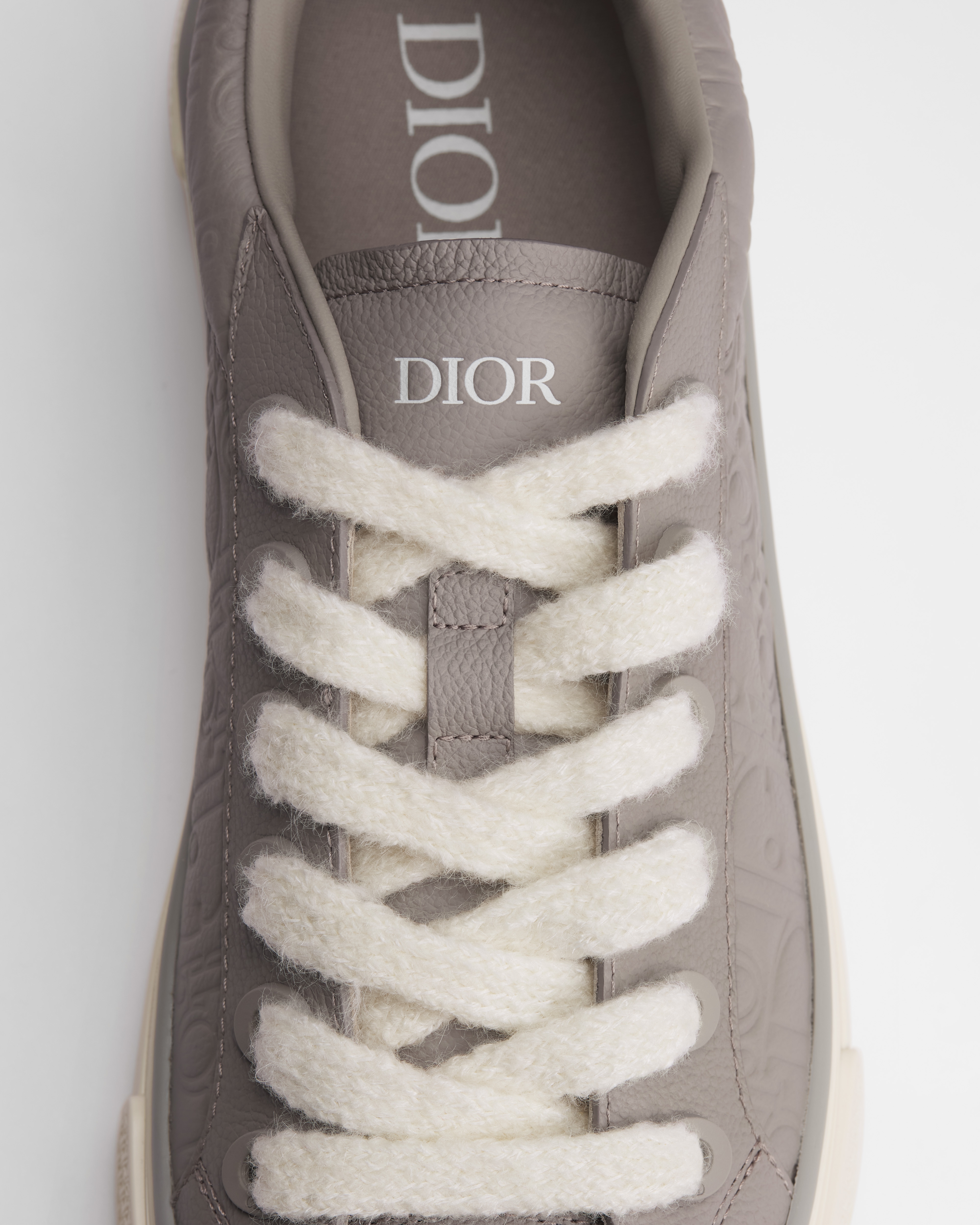 B33 스핀 스니커즈 트리아농 그레이 그레인 카프스킨 & 트리아농 그레이 디올 그래비티 가죽 E09