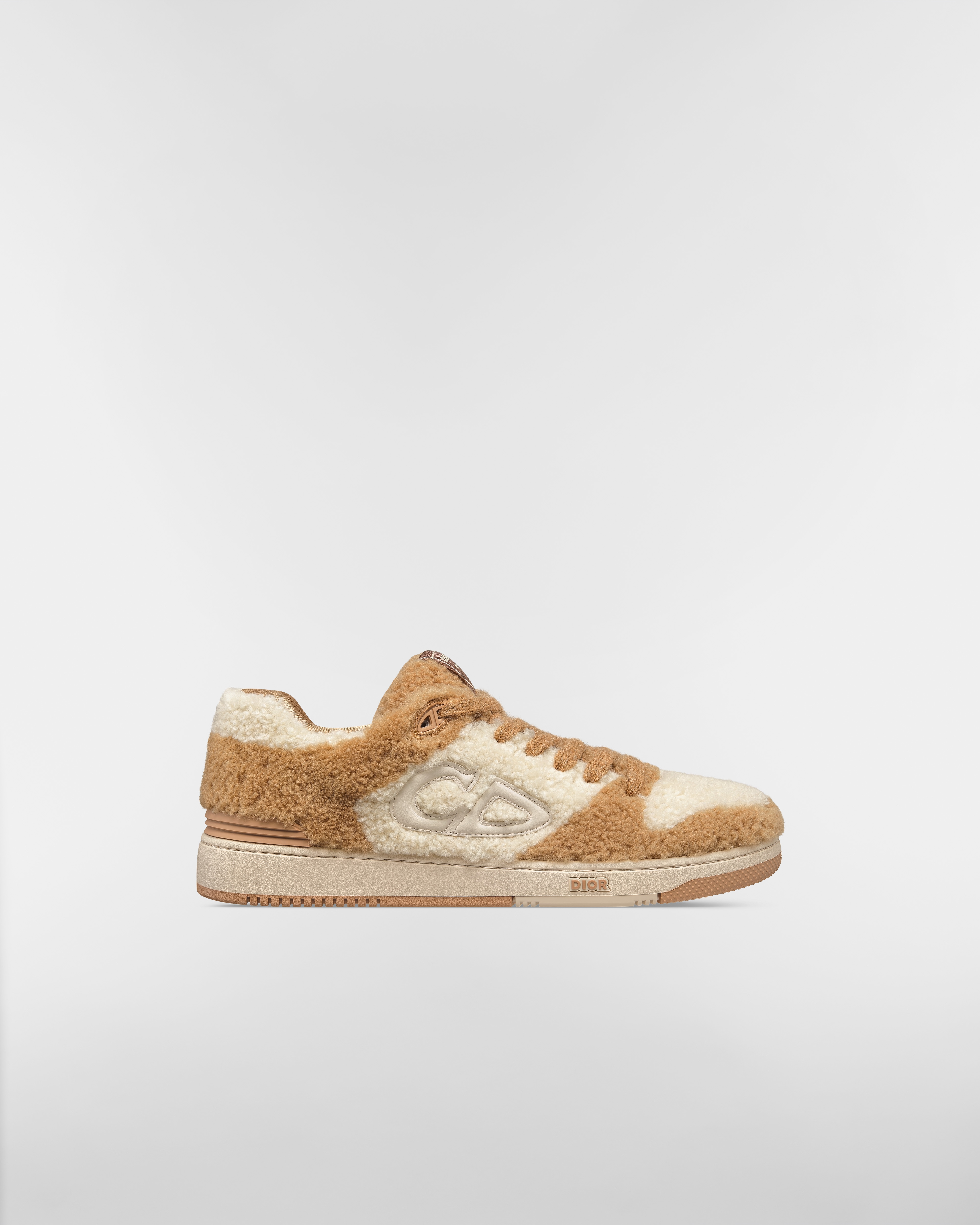 B57 Dribble Low Top Sneaker – LIMITIERTE UND NUMMERIERTE EDITION Shearling, Kalbsleder und Funktionsstoff in Kamelbraun und Cremeweiß E02
