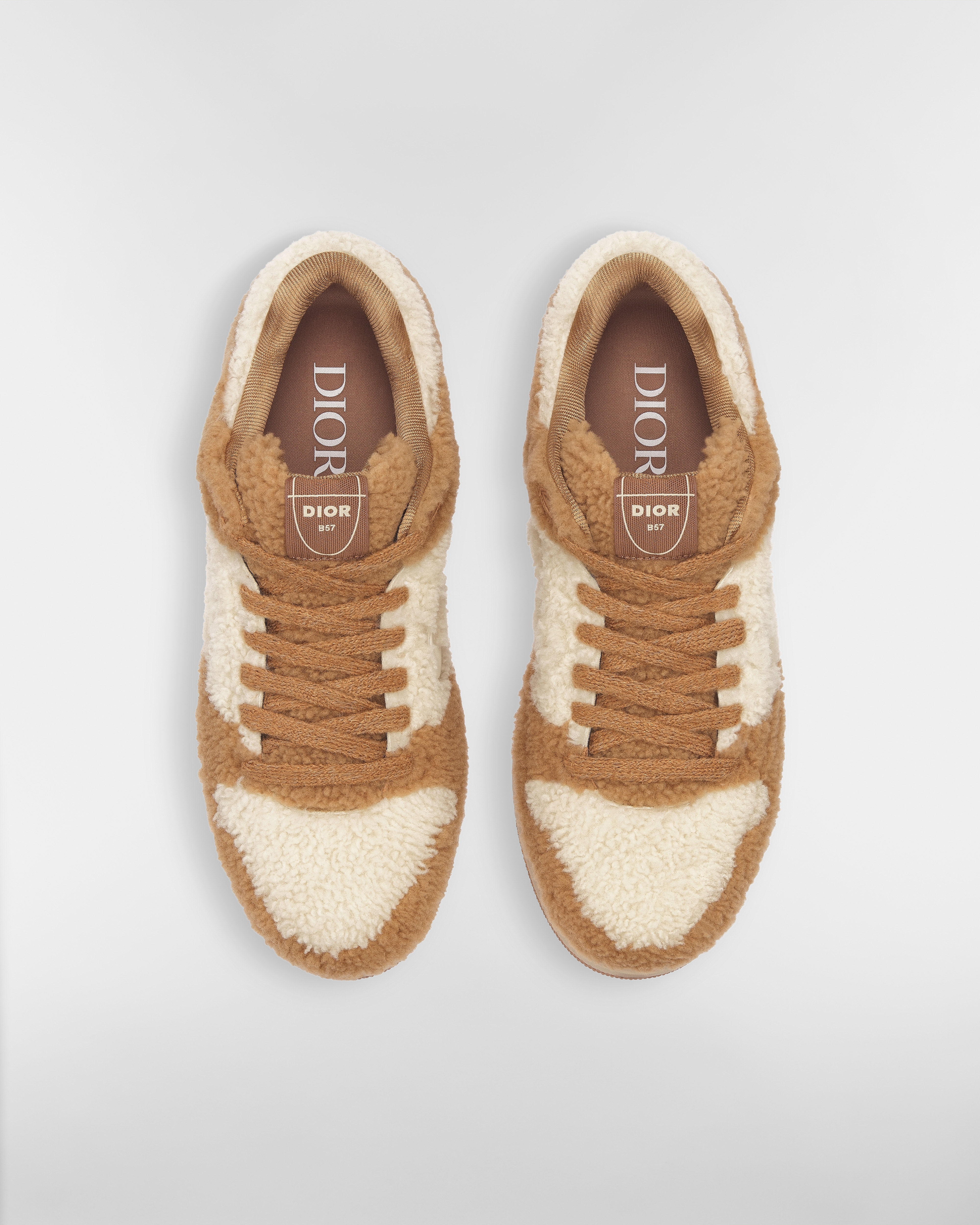 B57 Dribble Low Top Sneaker – LIMITIERTE UND NUMMERIERTE EDITION Shearling, Kalbsleder und Funktionsstoff in Kamelbraun und Cremeweiß E06