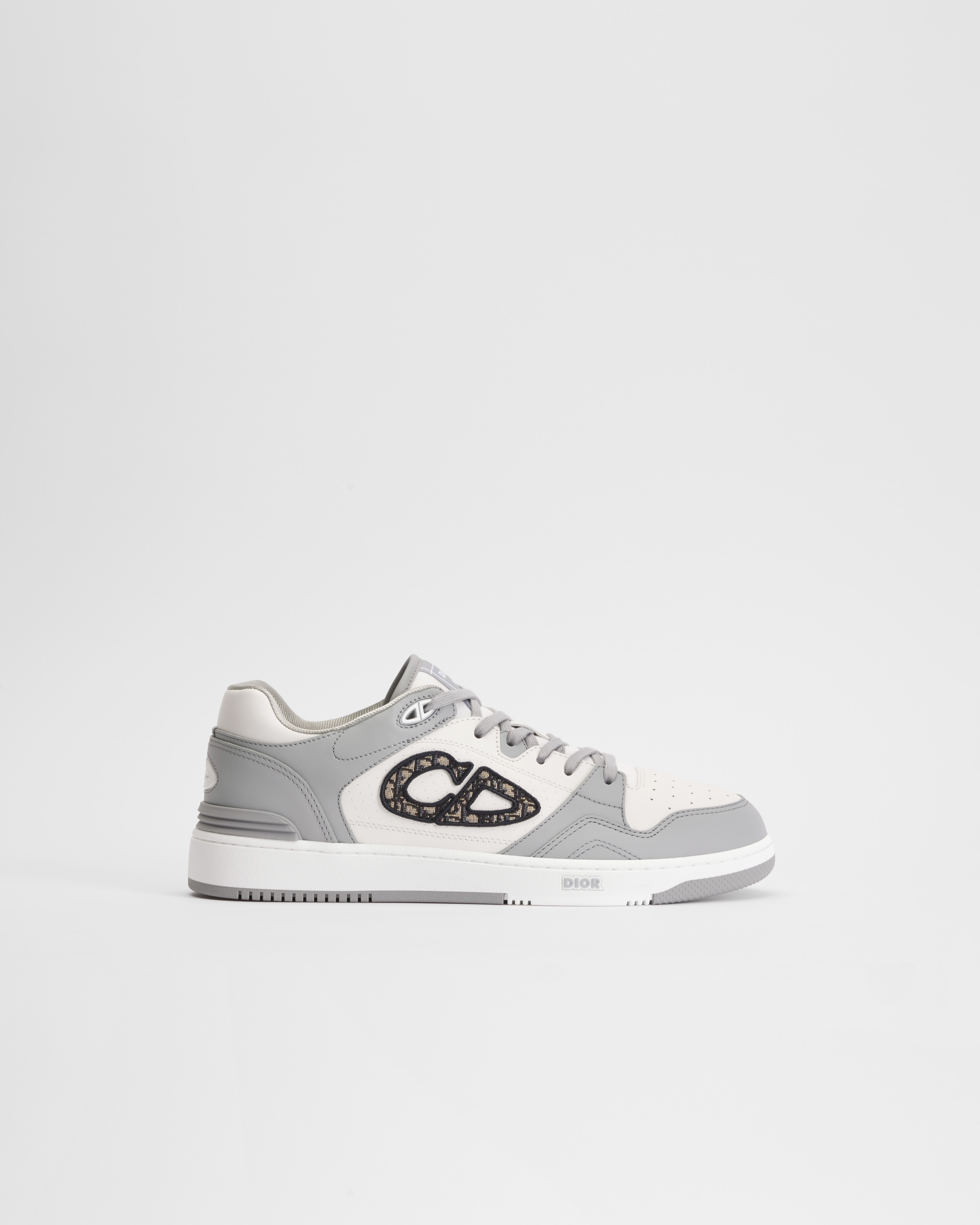 Lage B57 Dribble-sneaker Dior-grijs en wit soepel kalfsleer met beige en zwarte Dior Oblique-jacquard E02