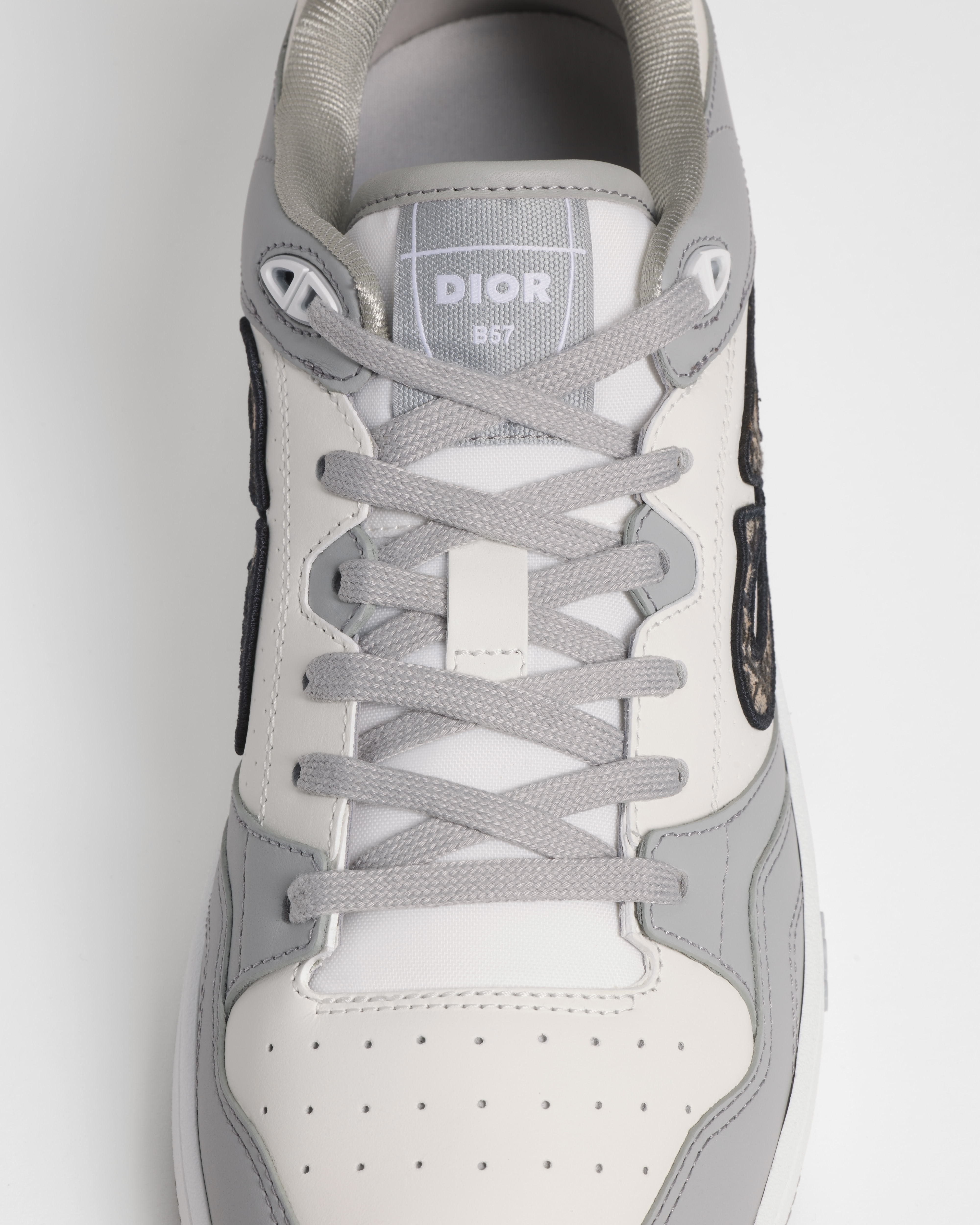 Sneaker B57 Dribble basse Cuir de veau lisse gris Dior et blanc et toile jacquard Dior Oblique beige et noir E11