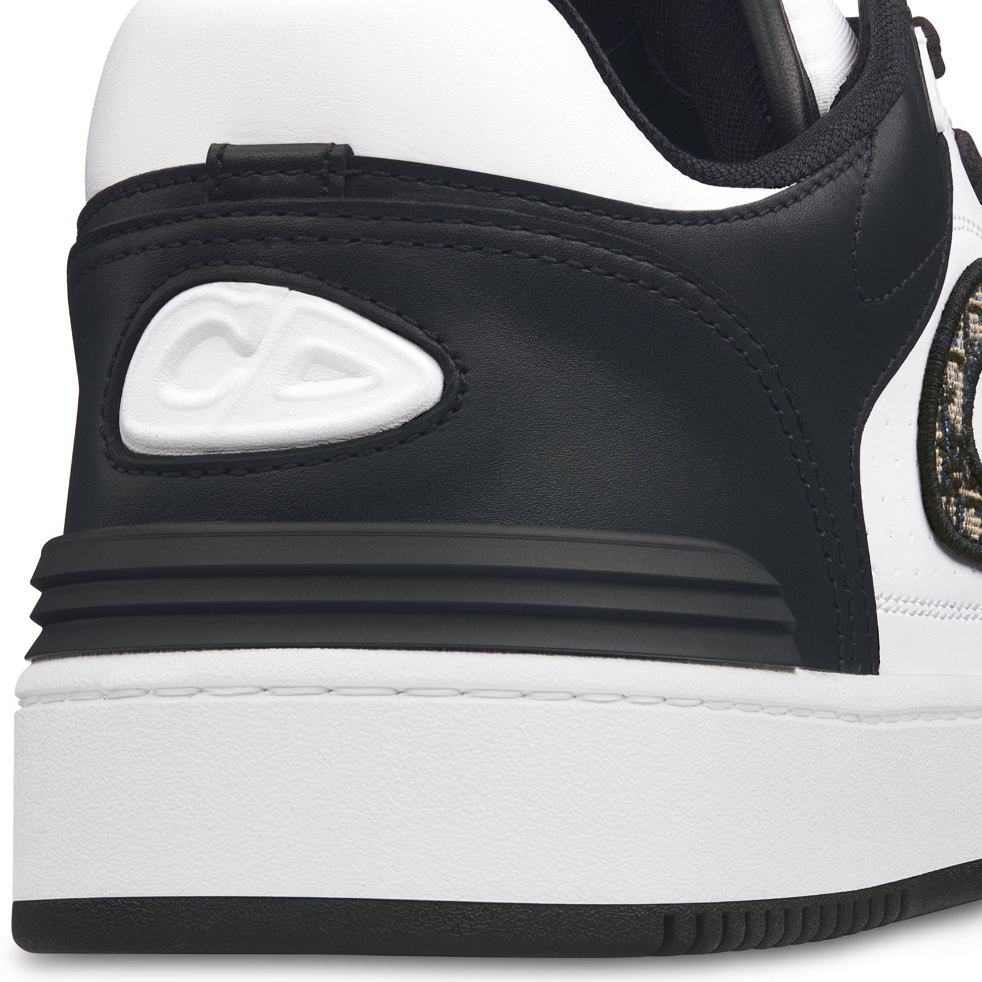 B57 Dribble Low Top Sneaker Glattes Kalbsleder in Schwarz und Weiß mit Dior Oblique Jacquard in Beige und Schwarz E09