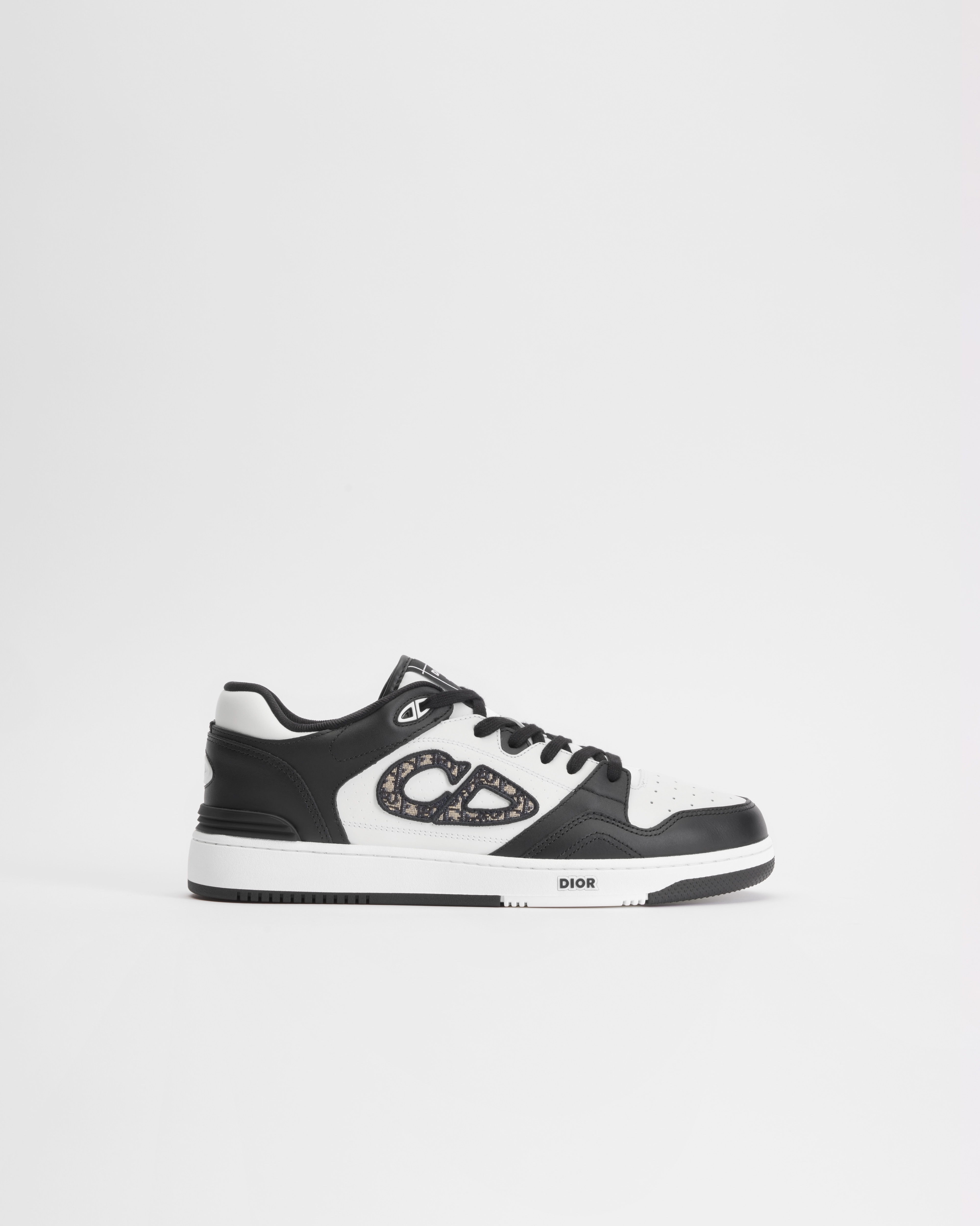Sneaker de caña baja B57 Dribble Piel de becerro lisa blanca y negra con Dior Oblique en jacquard beige y negro E02