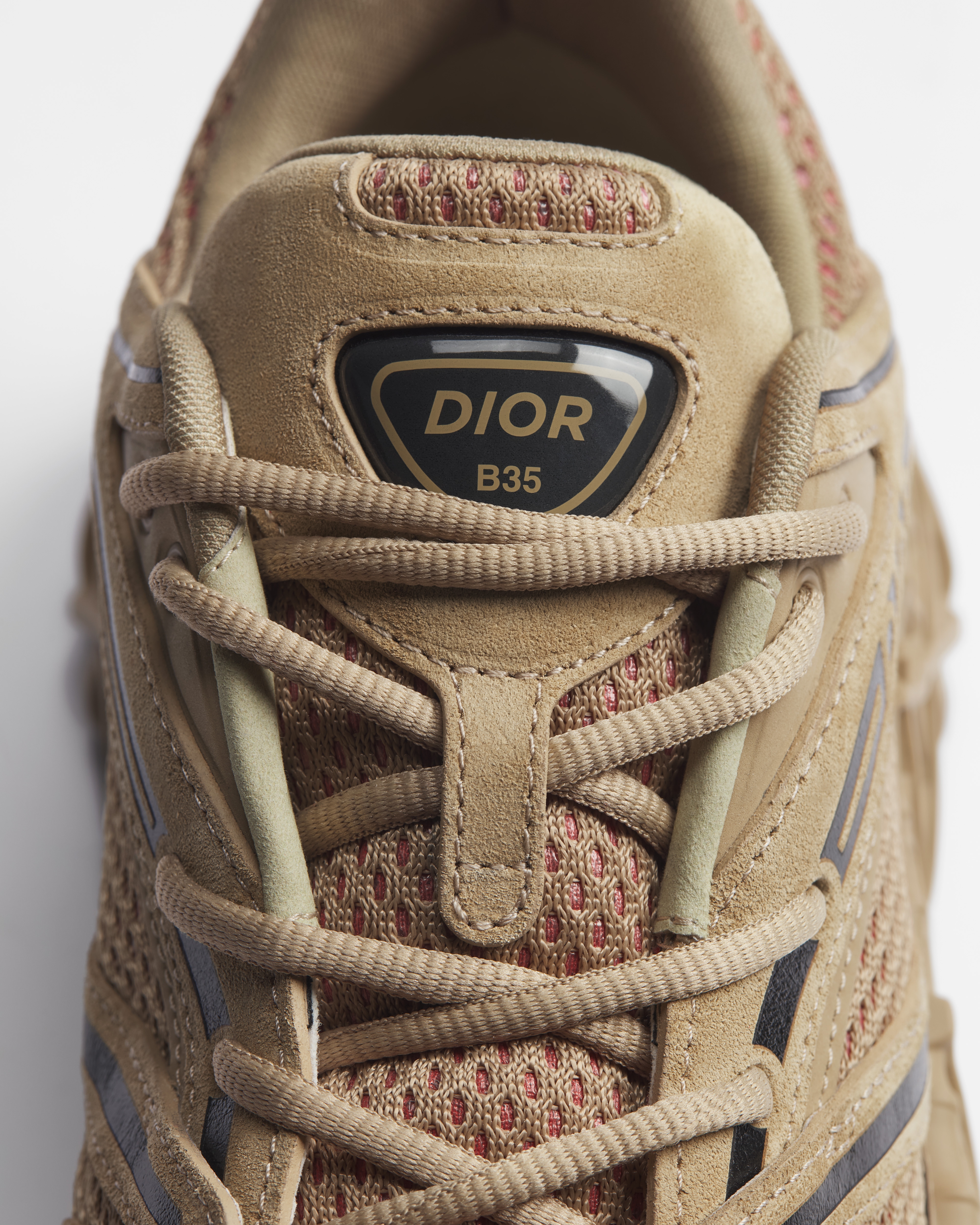 รองเท้าสนีกเกอร์ B35 NXXT หนังกลับสีเบจ ผ้าเทคนิคัลสีเบจ และผ้าตาข่ายเทคนิคัลสีแดง E12