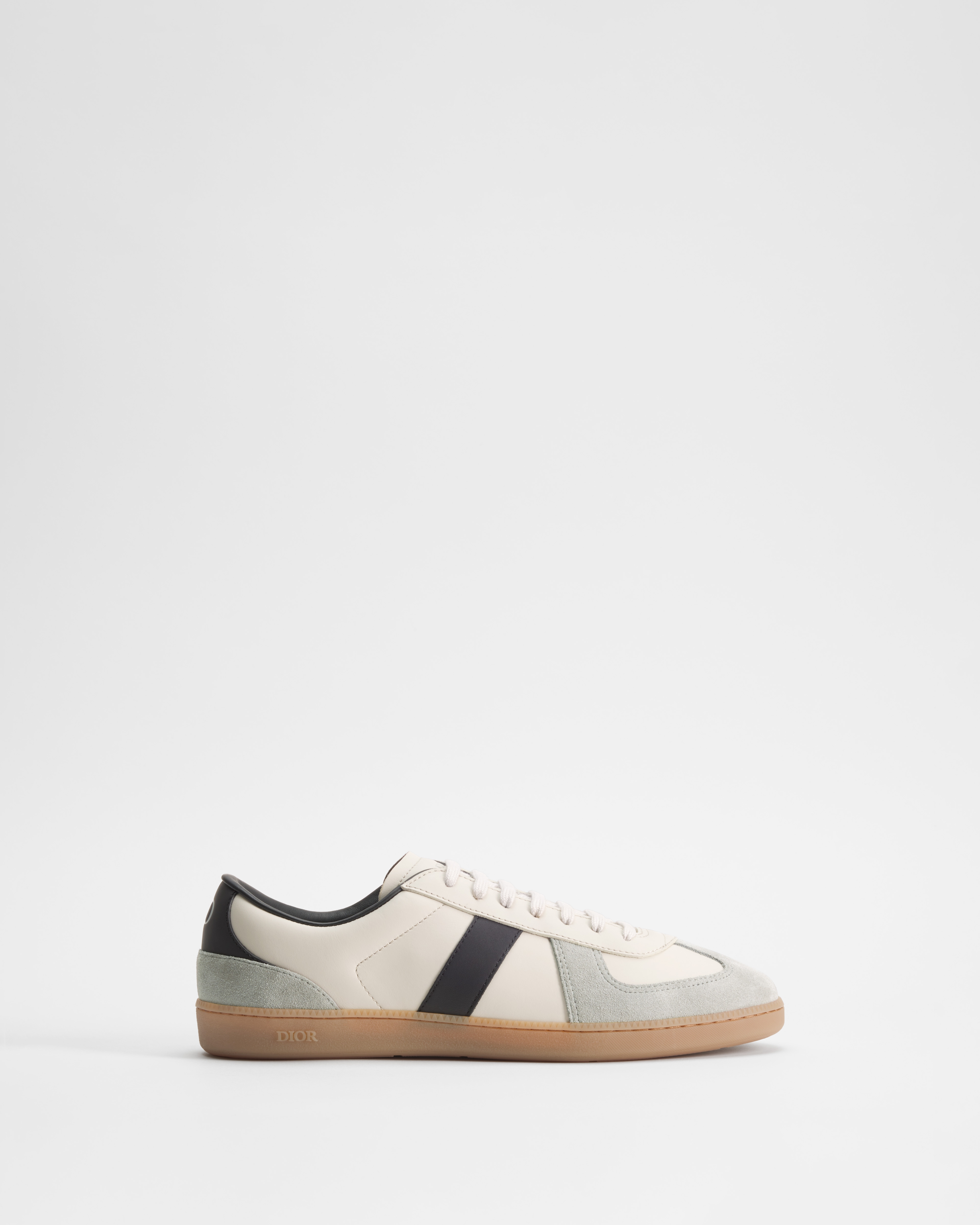 B01 Matchpoint Sneaker Glattes Kalbsleder in Schwarz und Weiß und Veloursleder in Grau E02