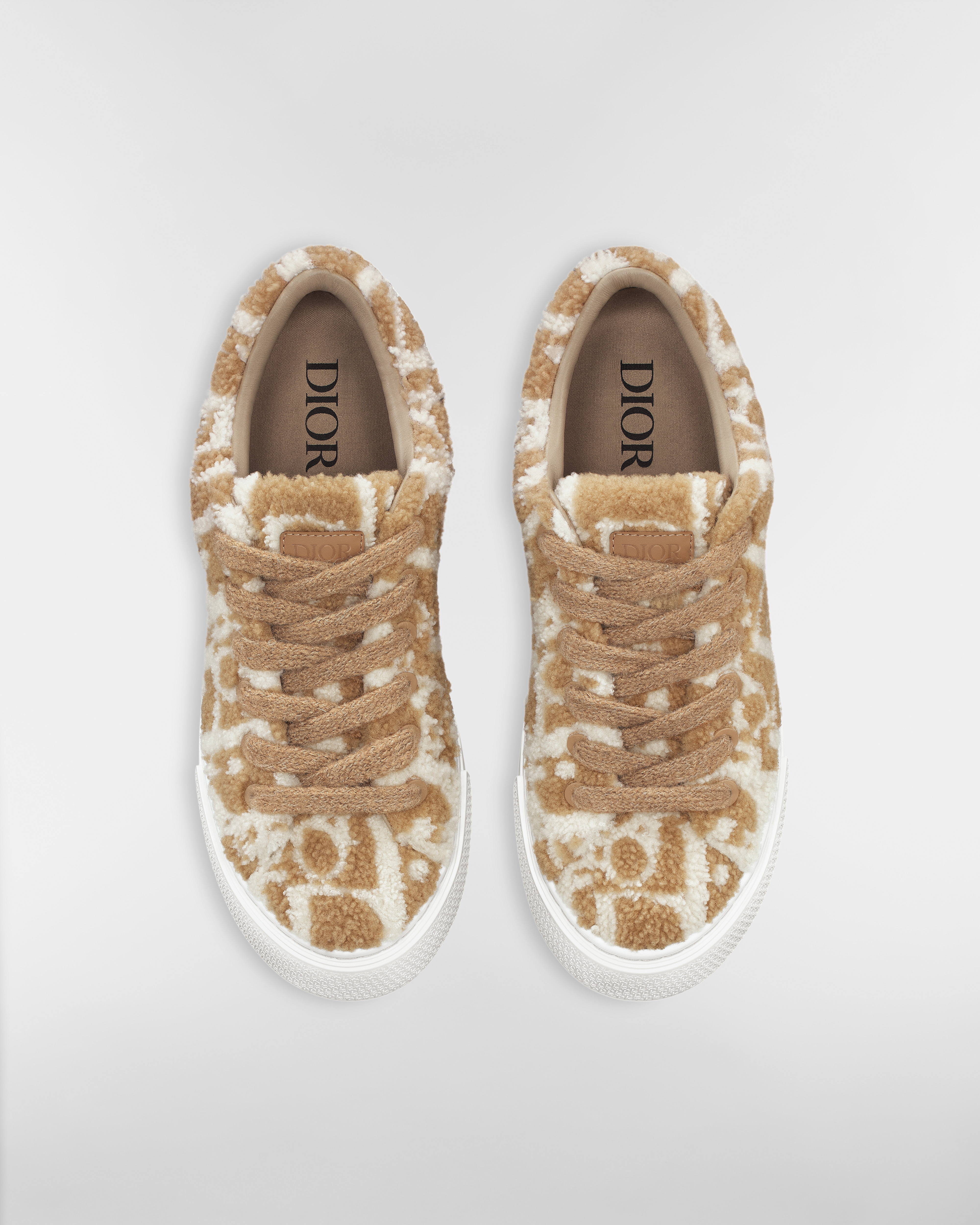 B33 Spin Sneaker – LIMITIERTE UND NUMMERIERTE EDITION Shearling in Kamelbraun und Cremeweiß mit Dior Oblique Intarsien E06