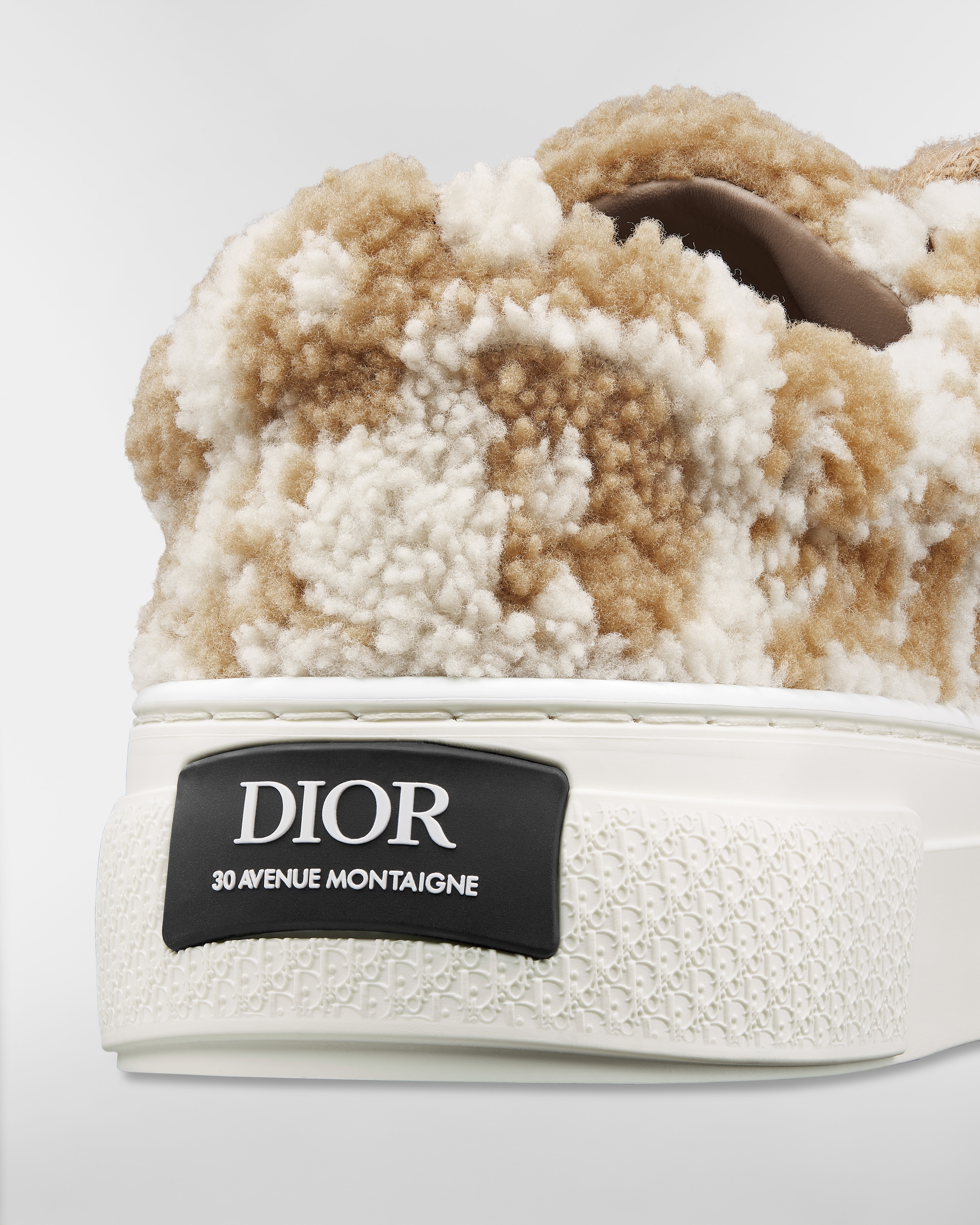 รองเท้าสนีกเกอร์ B33 Spin – LIMITED AND NUMBERED EDITION หนังแกะแบบมีขนเทคนิค Intarsia ประดับลาย Dior Oblique สีน้ำตาลคาเมลและสีครีม E09