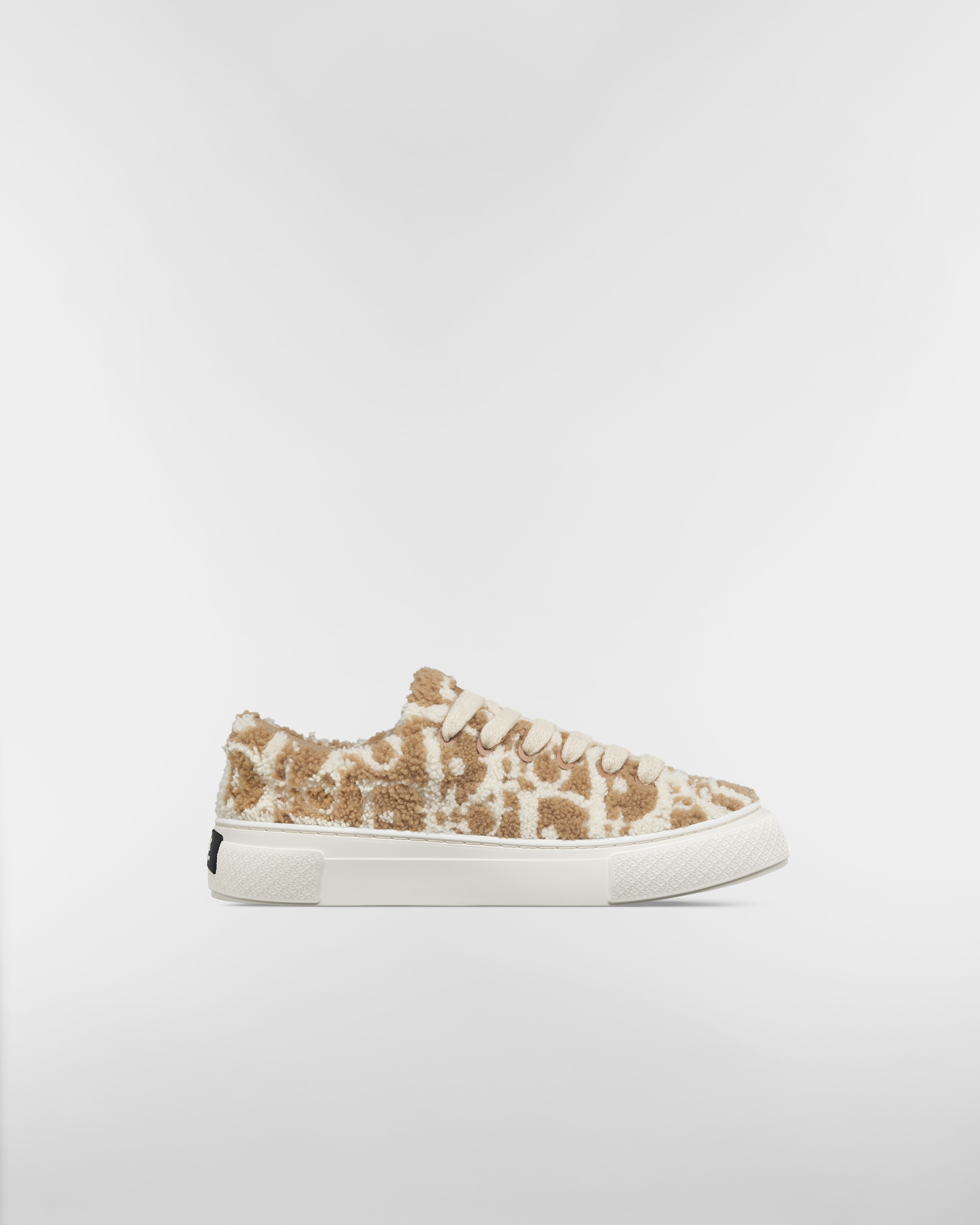 รองเท้าสนีกเกอร์ B33 Spin – LIMITED AND NUMBERED EDITION หนังแกะแบบมีขนเทคนิค Intarsia ประดับลาย Dior Oblique สีน้ำตาลคาเมลและสีครีม E10