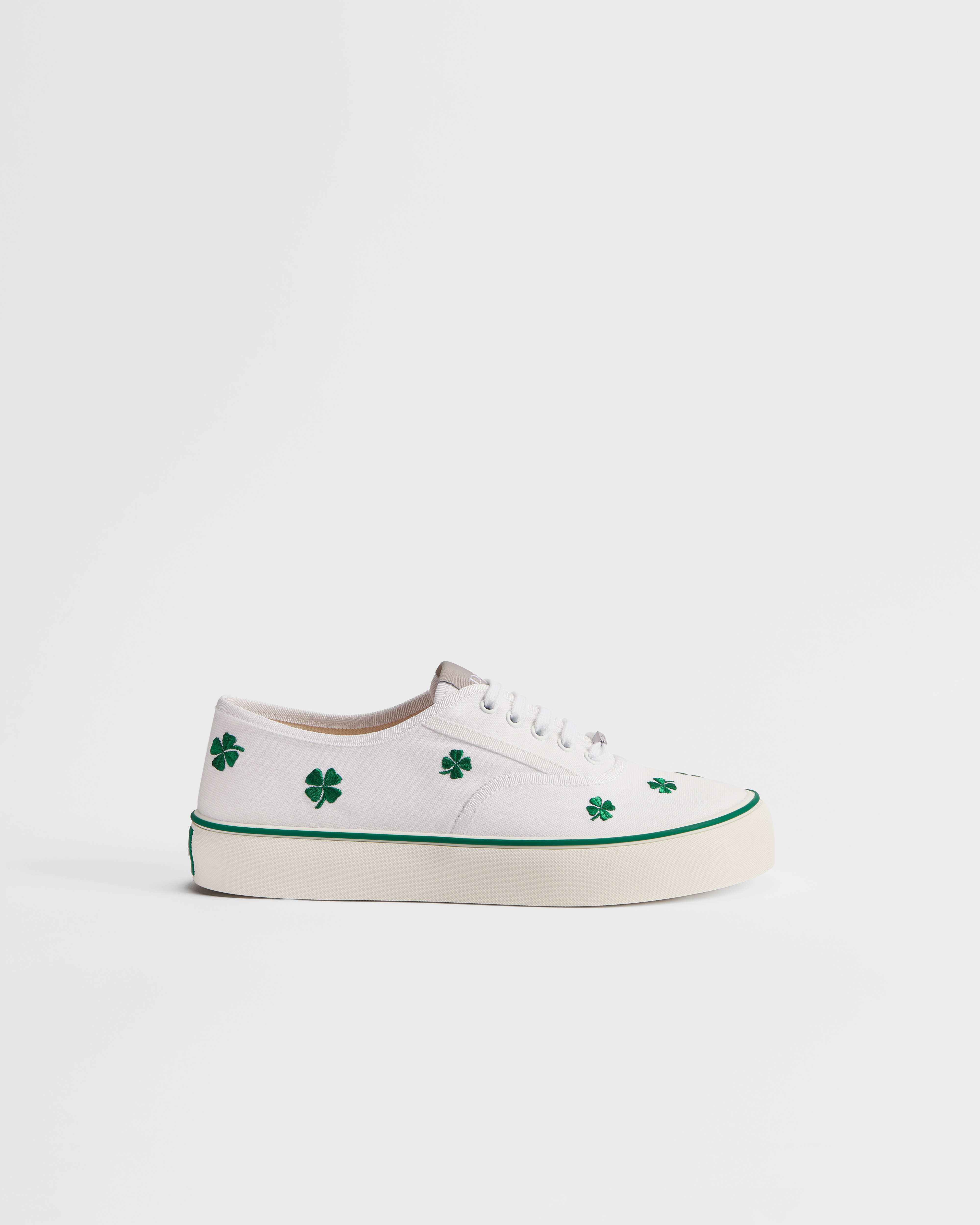 Sneaker Dior Saltwind Cotone bianco ricamato con motivo Dior Clover verde acceso E02