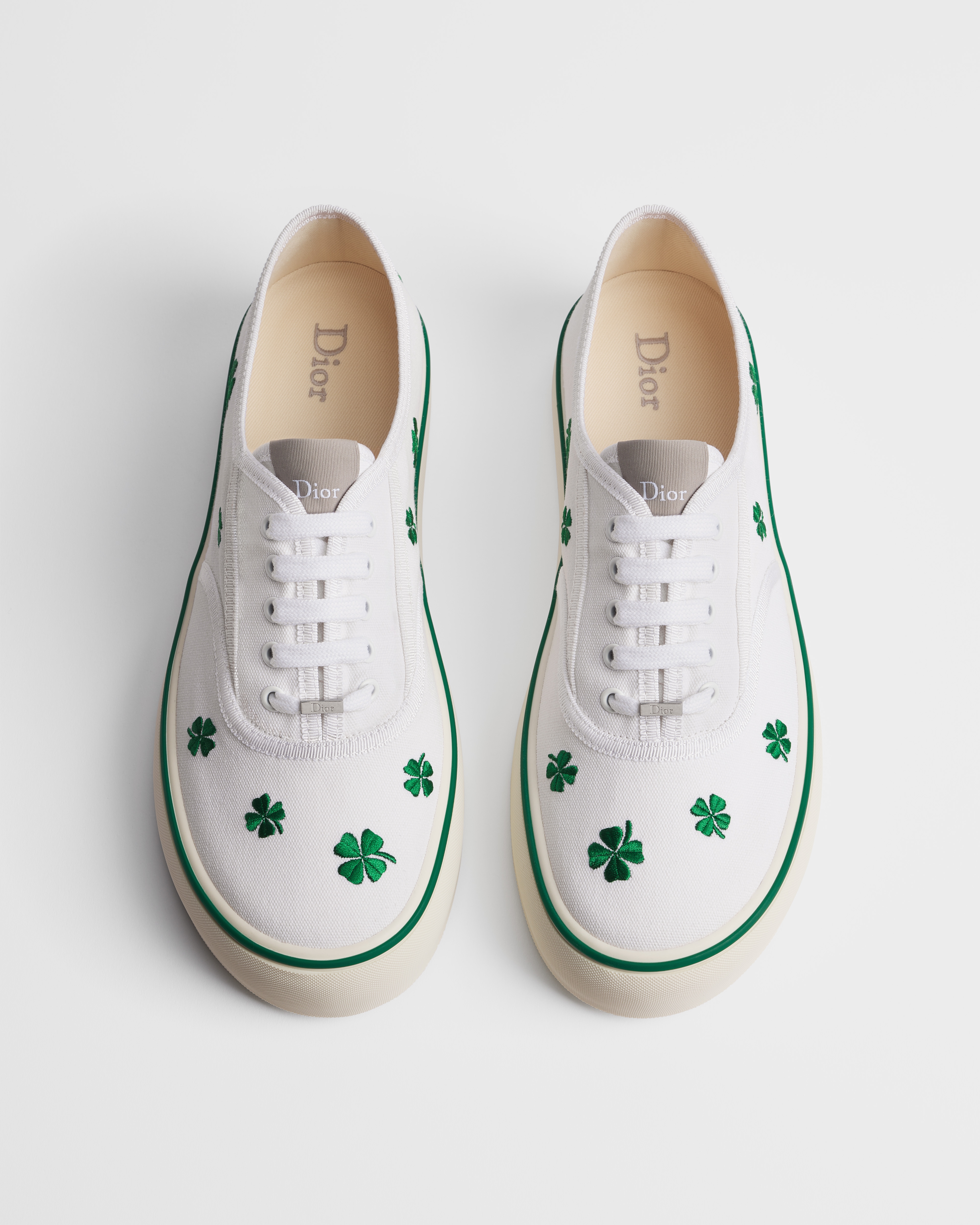 Sneaker Dior Saltwind Cotone bianco ricamato con motivo Dior Clover verde acceso E06