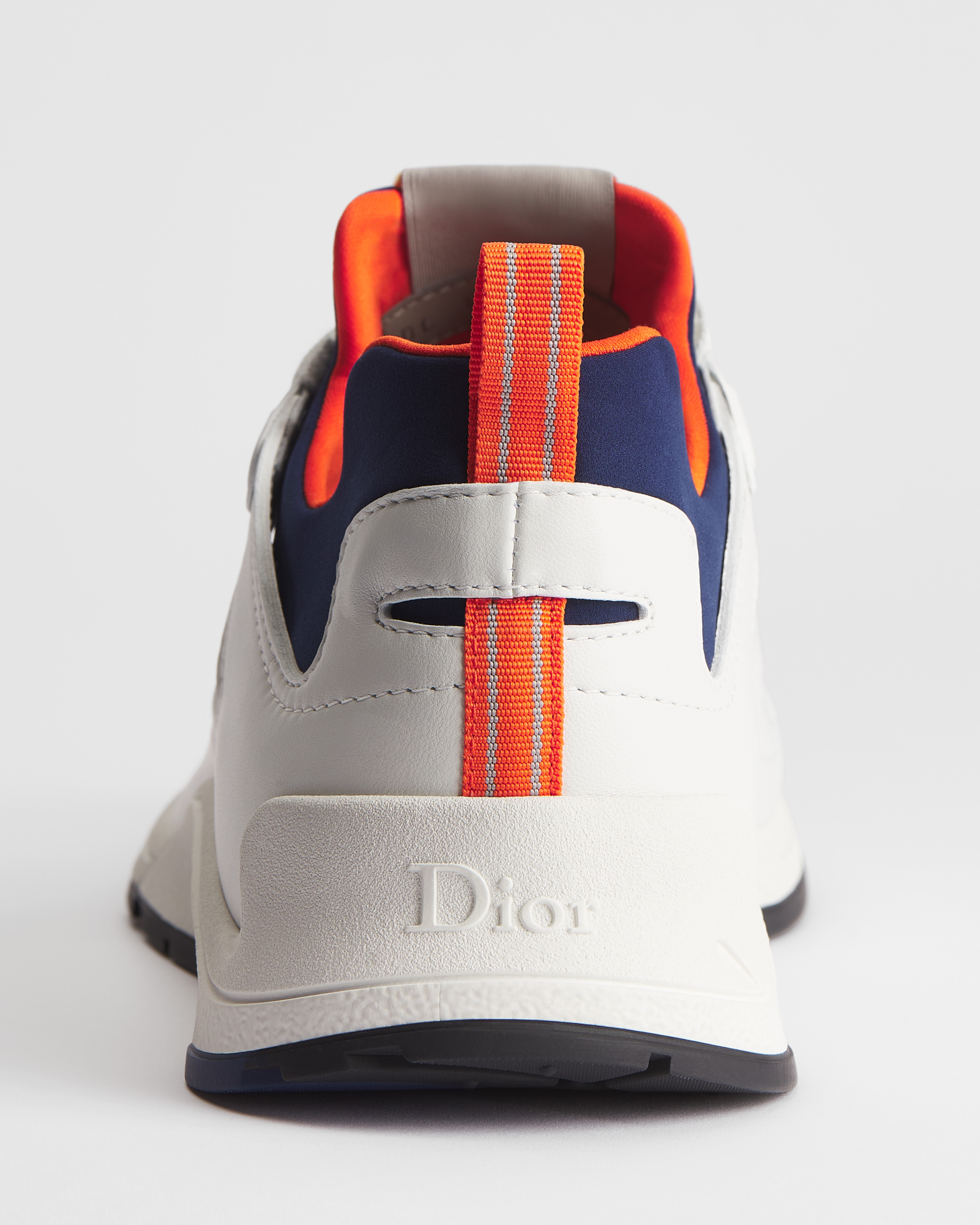 Sneaker Dior Mile Piel de cordero lisa blanca con neopreno azul marino y naranja E08