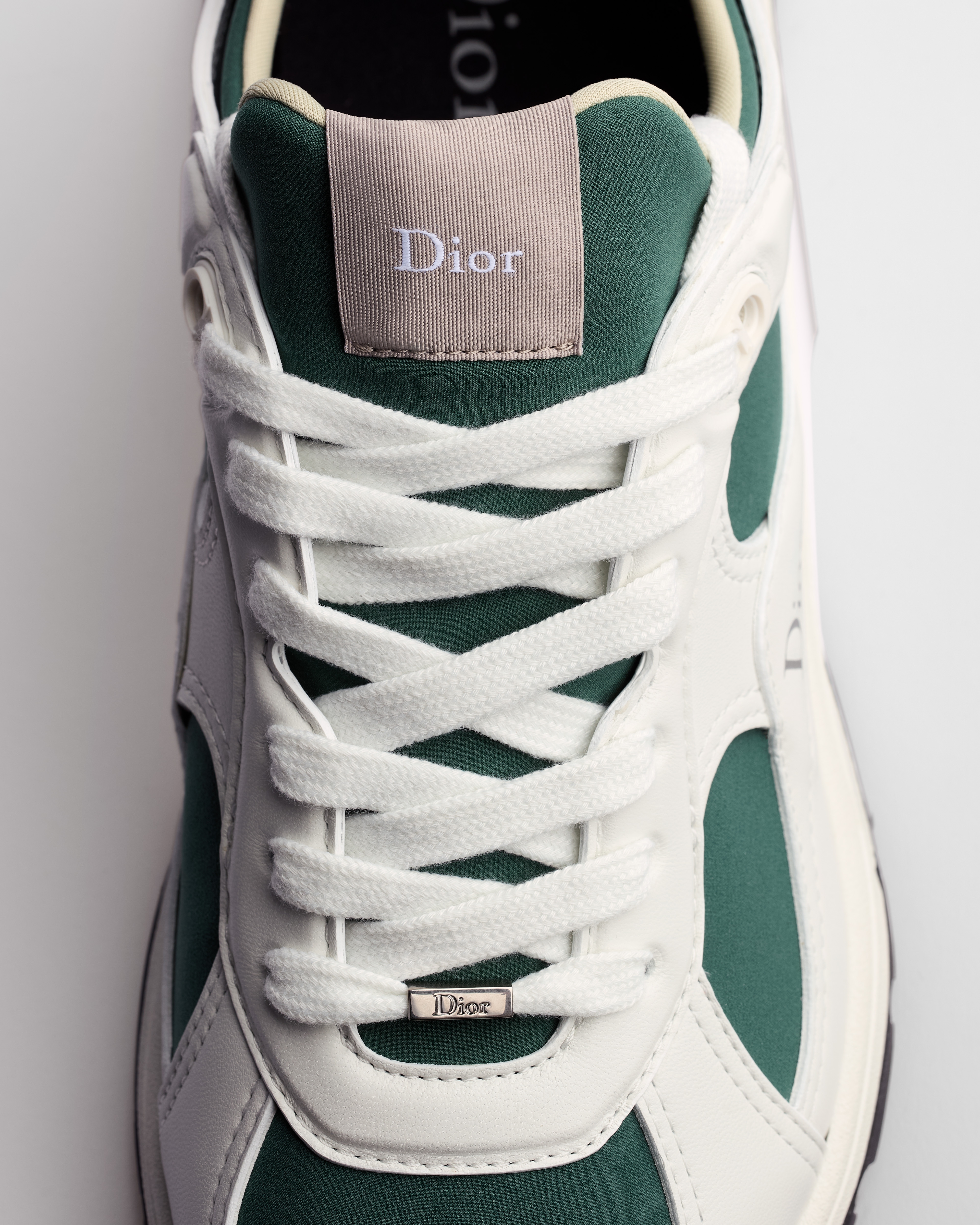 Dior Mile 運動鞋 白色光滑羊皮和雪松綠氯丁橡膠 E12