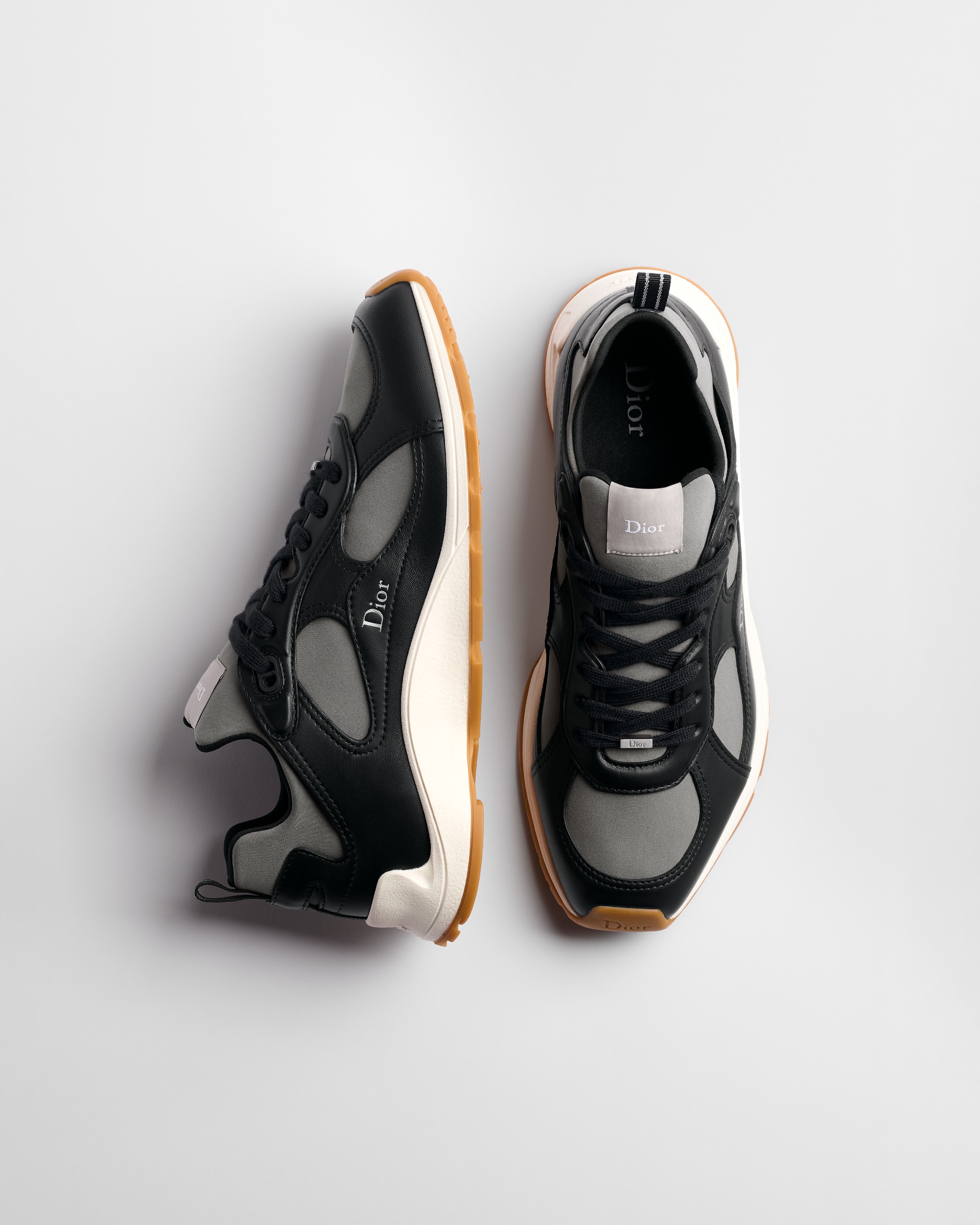 Sneaker Dior Mile Piel de cordero lisa negra y neopreno gris E09