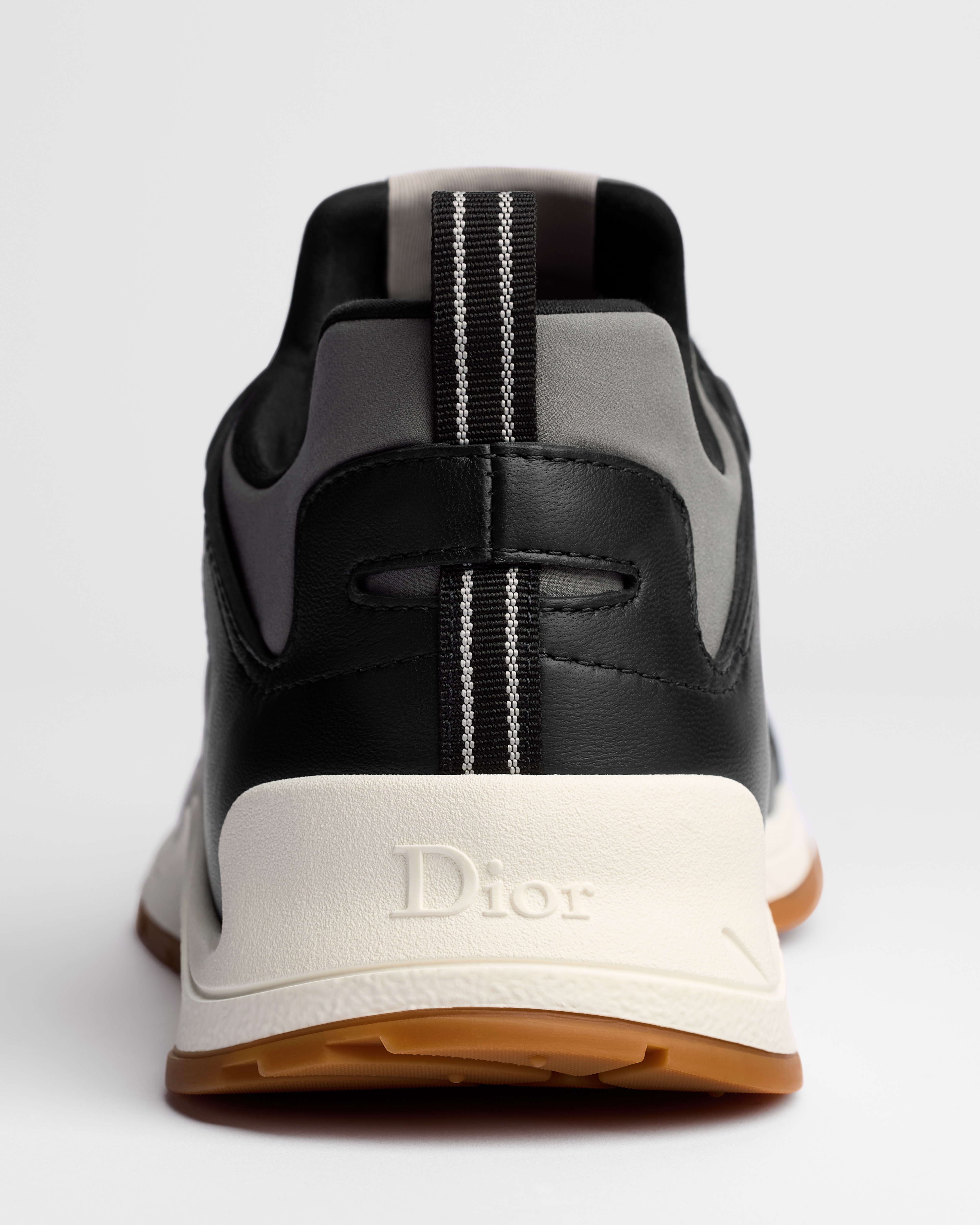 Sneaker Dior Mile Piel de cordero lisa negra y neopreno gris E10