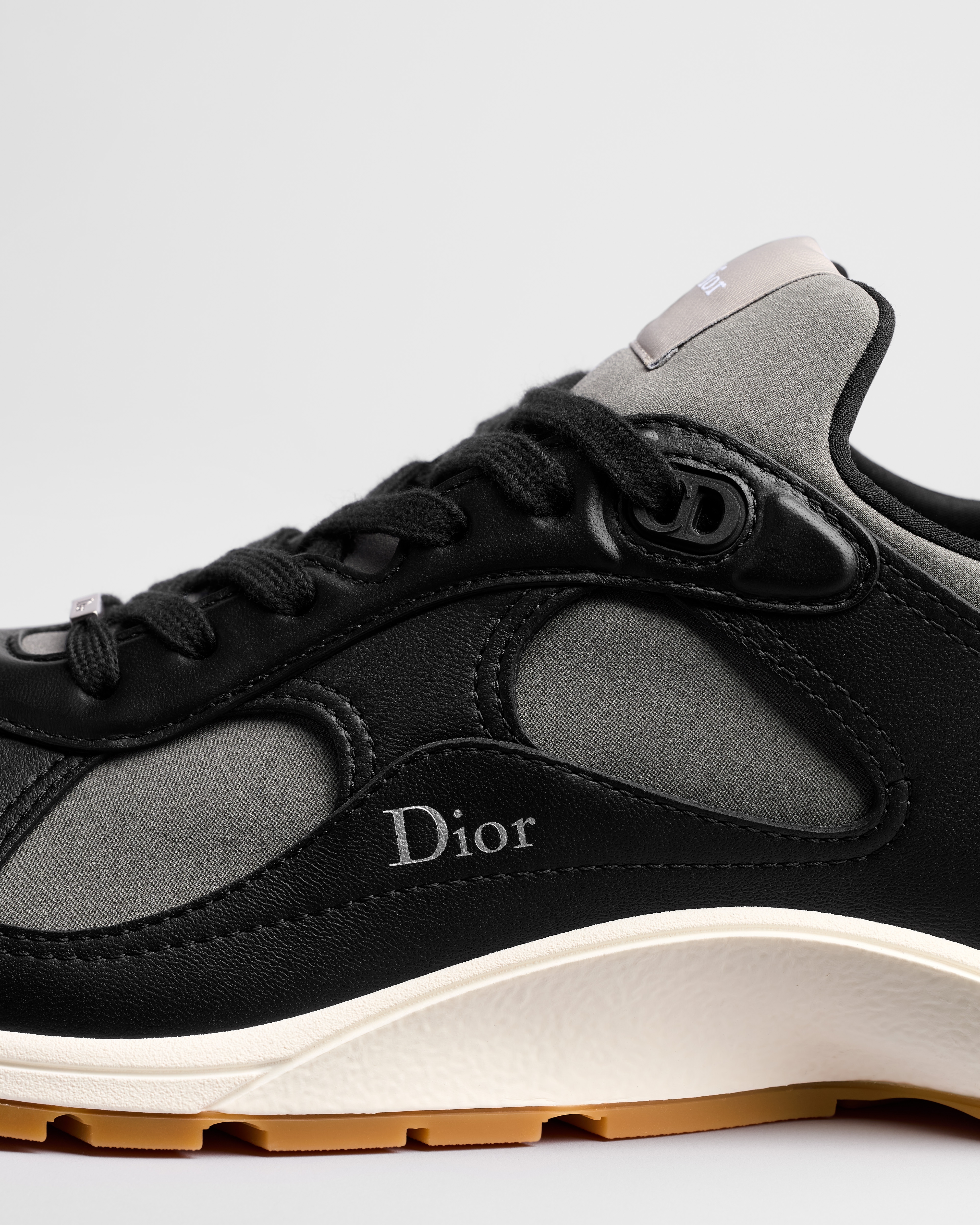 Sneaker Dior Mile Piel de cordero lisa negra y neopreno gris E11