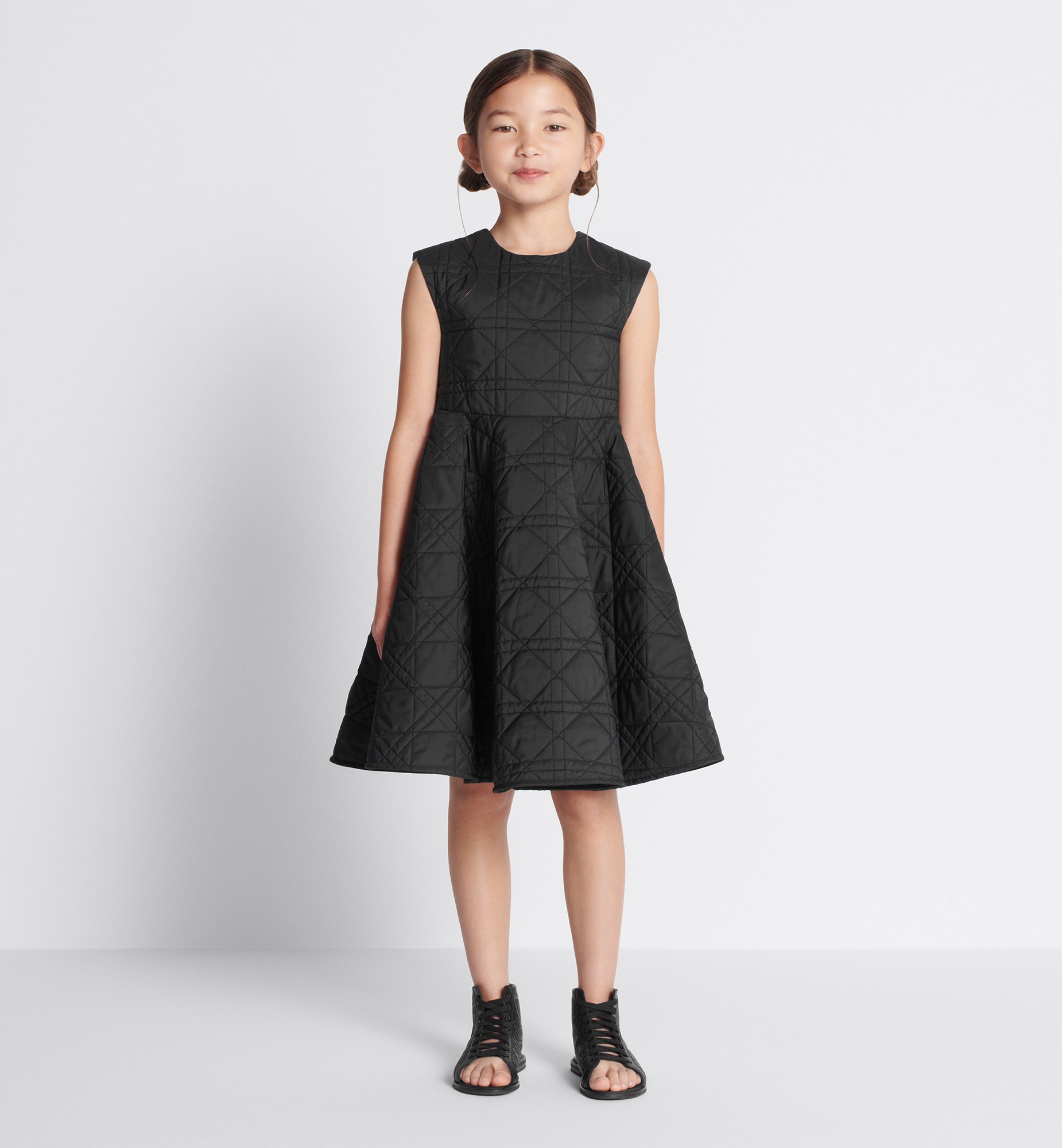 Uitlopende jurk voor kinderen Zwarte technische stof met Macrocannage-motief E11
