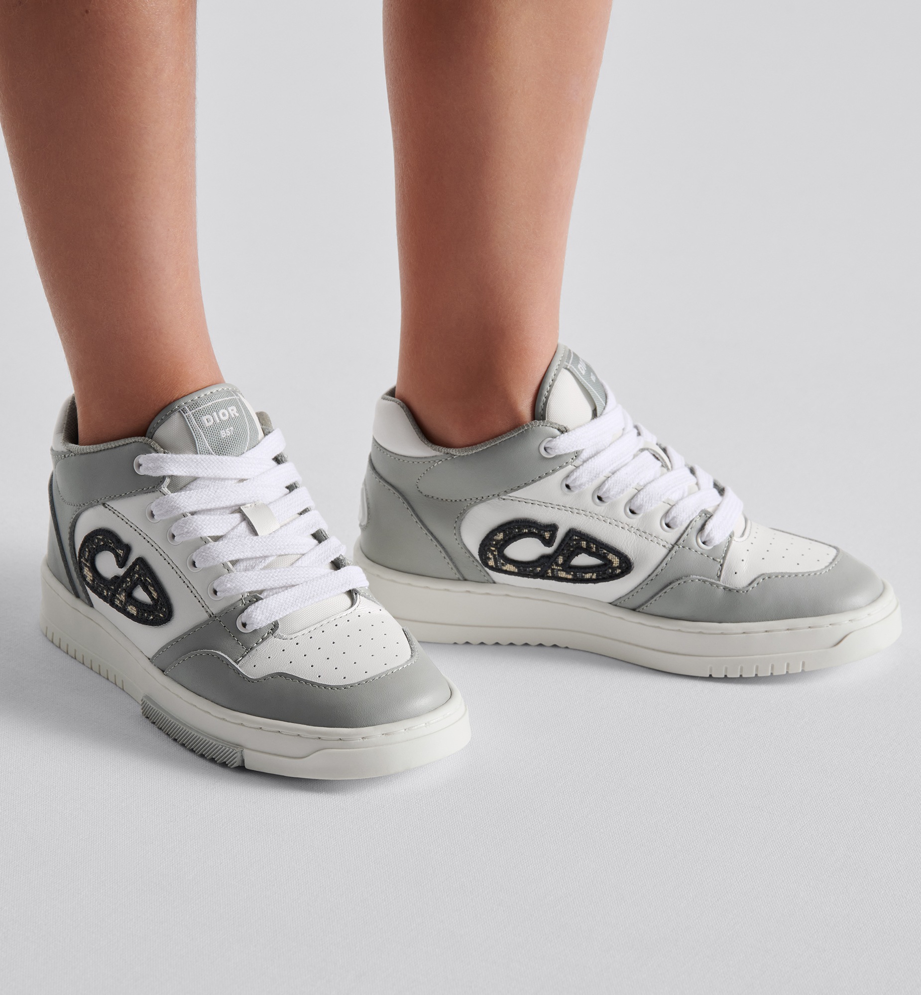 B57 Dribble Mid Top Sneaker für Kinder Glattes Kalbsleder in Grau und Weiß mit Dior Oblique Jacquard in Beige und Schwarz E12