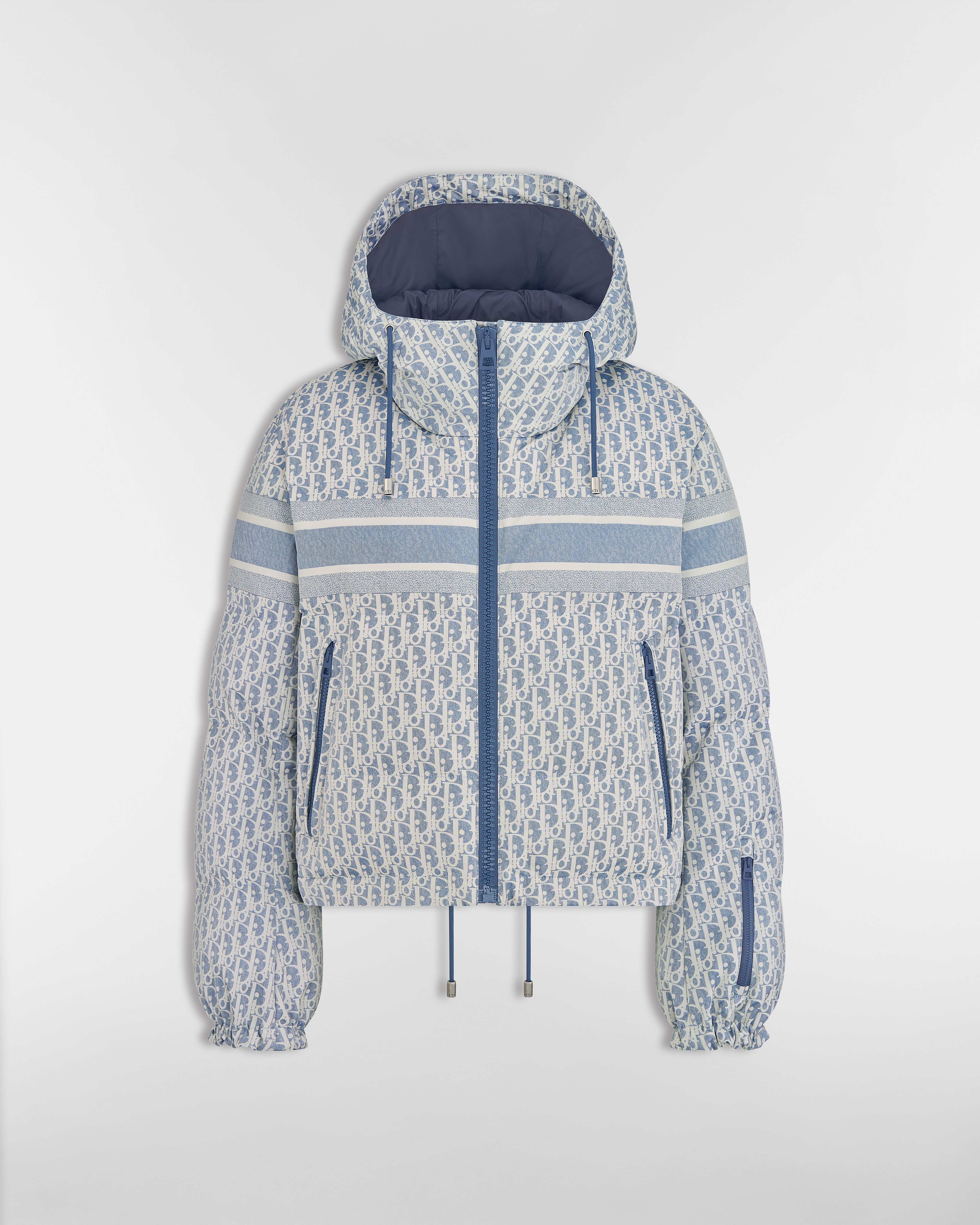 Piumino corto DiorAlps con cappuccio Taffetà tecnico imbottito con motivo Dior Oblique blu e bianco E01