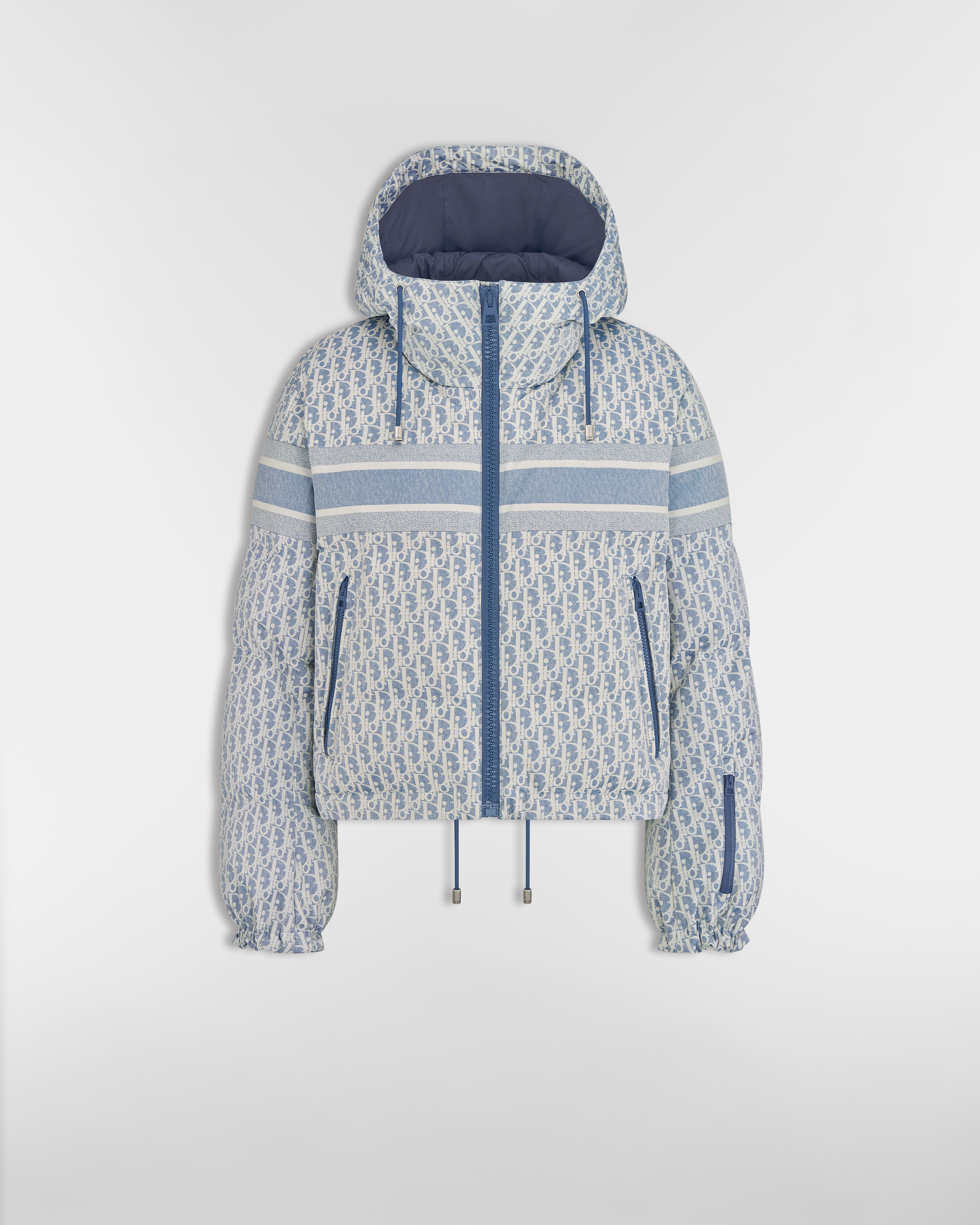 Piumino corto DiorAlps con cappuccio Taffetà tecnico imbottito con motivo Dior Oblique blu e bianco E01
