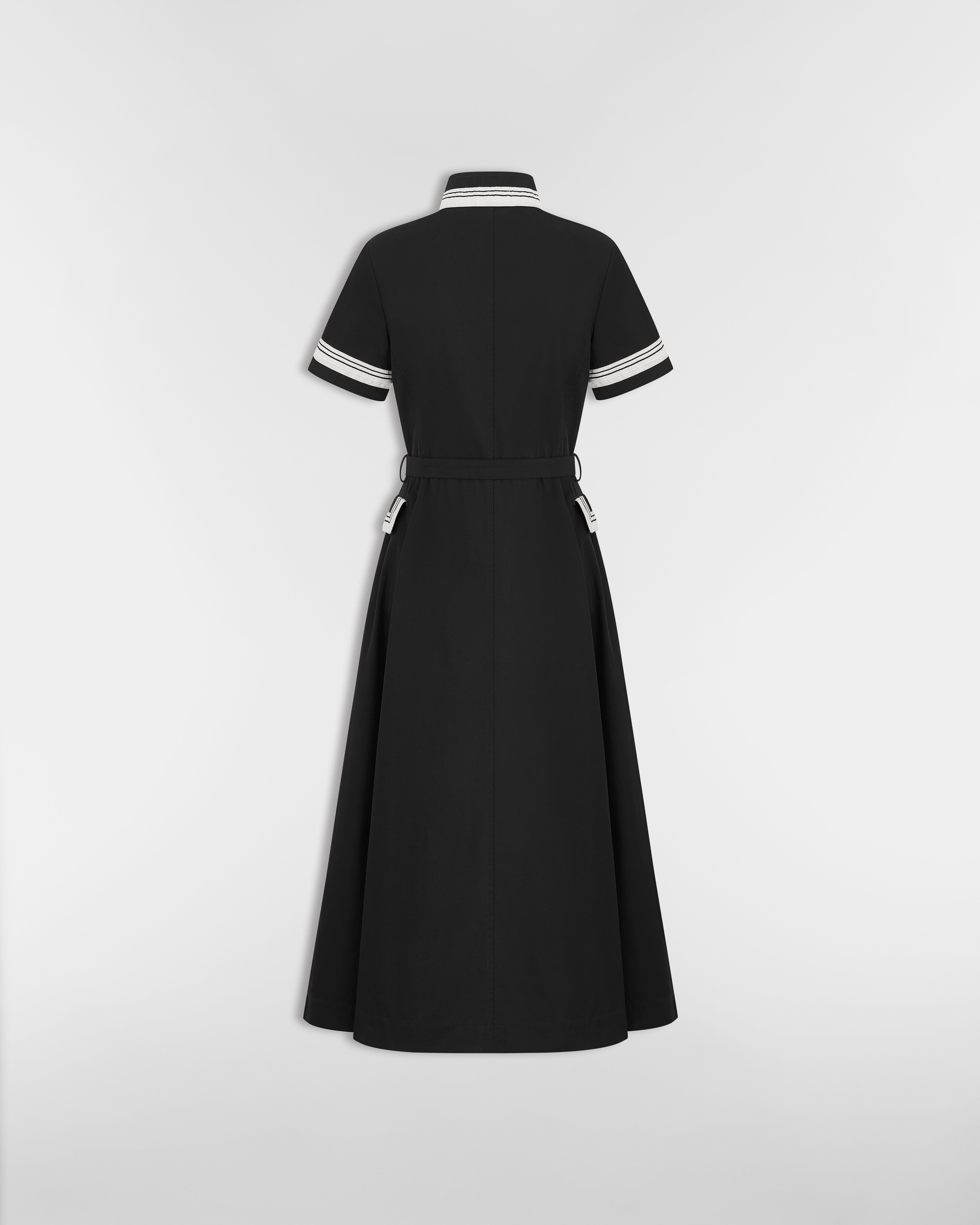 เดรสเชิ้ตความยาวปานกลางทรงบาน ผ้าฝ้ายกาบาร์ดีนสีดํา E08