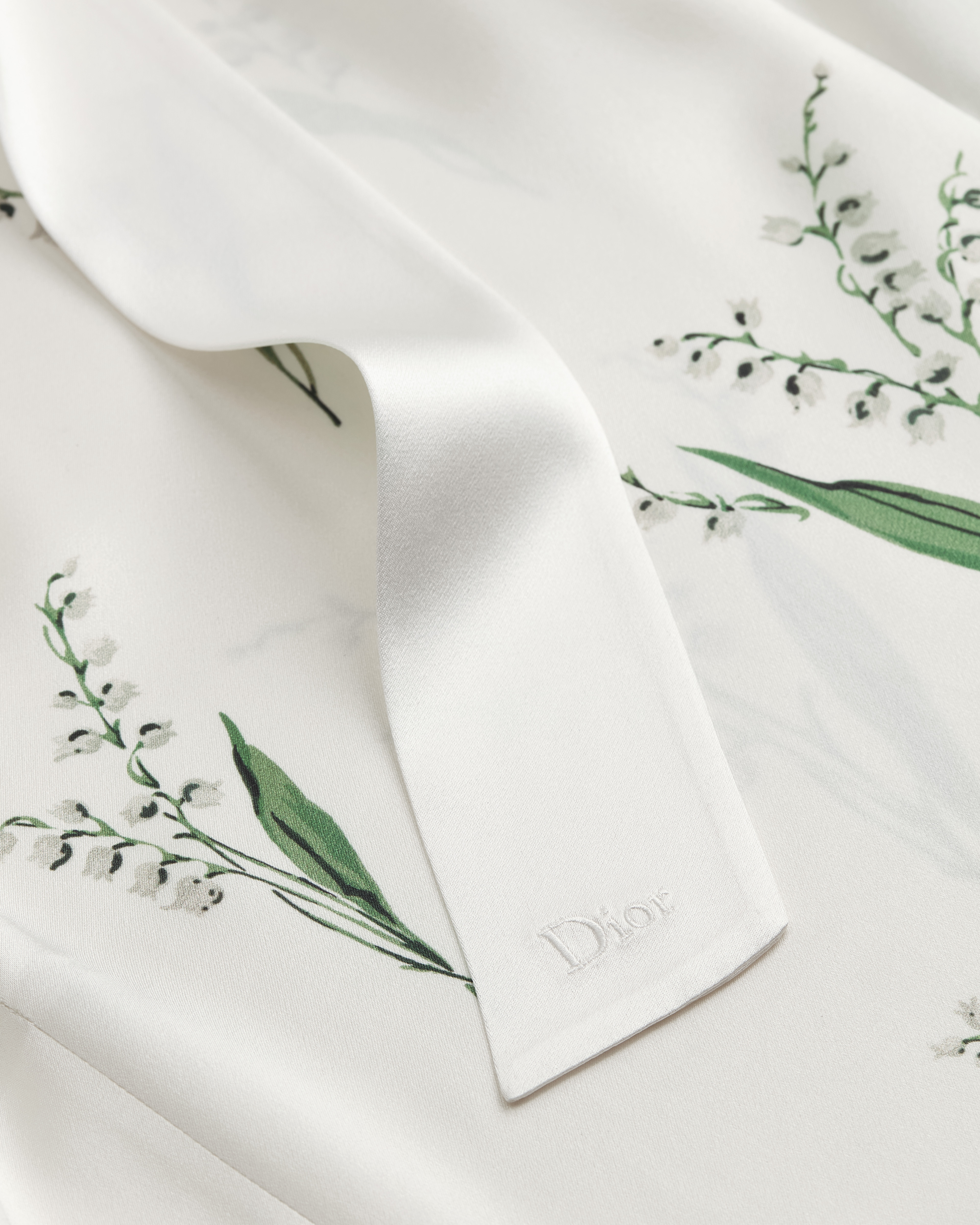 Bluse mit gebundenem Kragen Seidencrêpe in Weiß mit Lily of the Valley Motiv in mehreren Farben E09