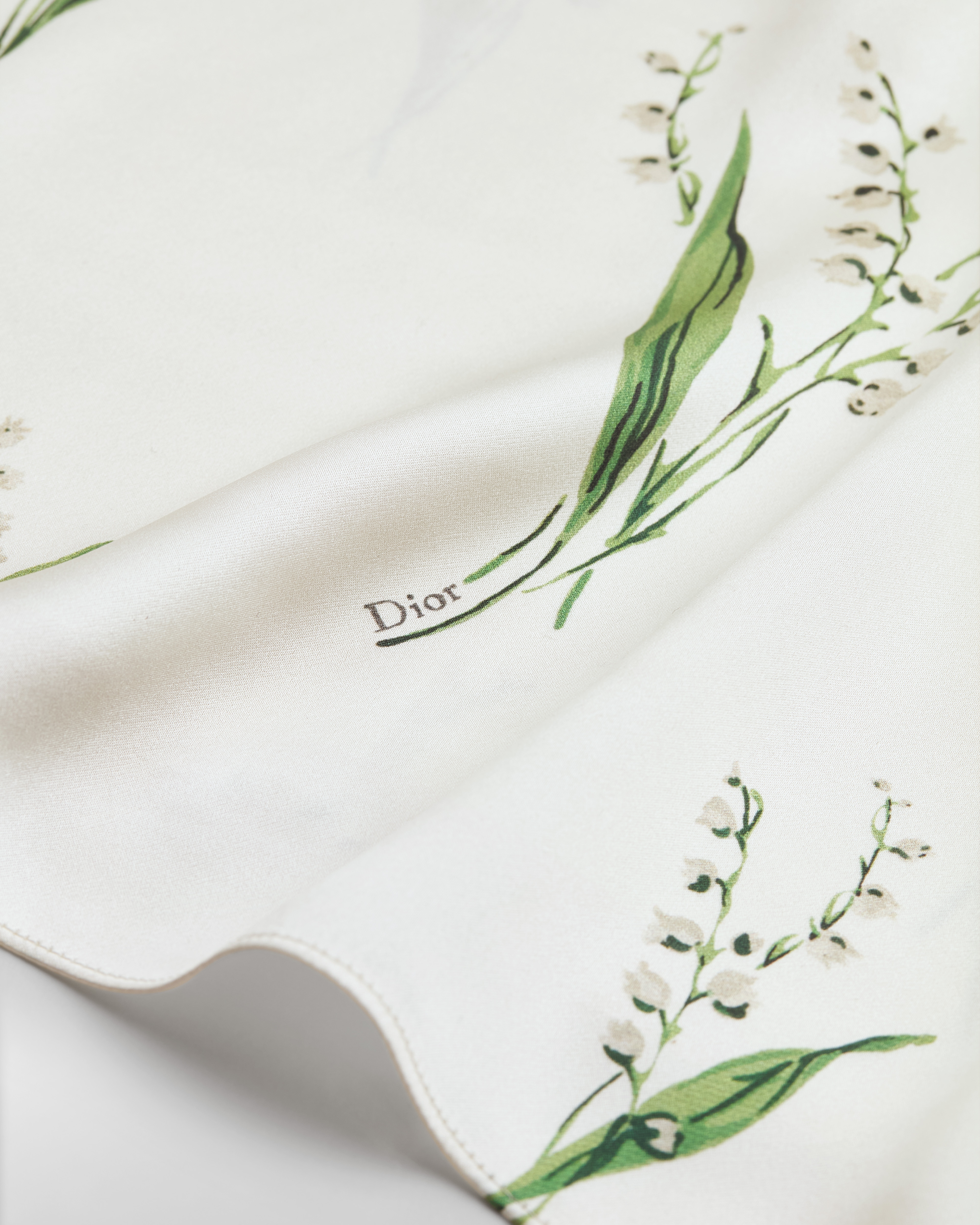 Bluse mit gebundenem Kragen Seidencrêpe in Weiß mit Lily of the Valley Motiv in mehreren Farben E10