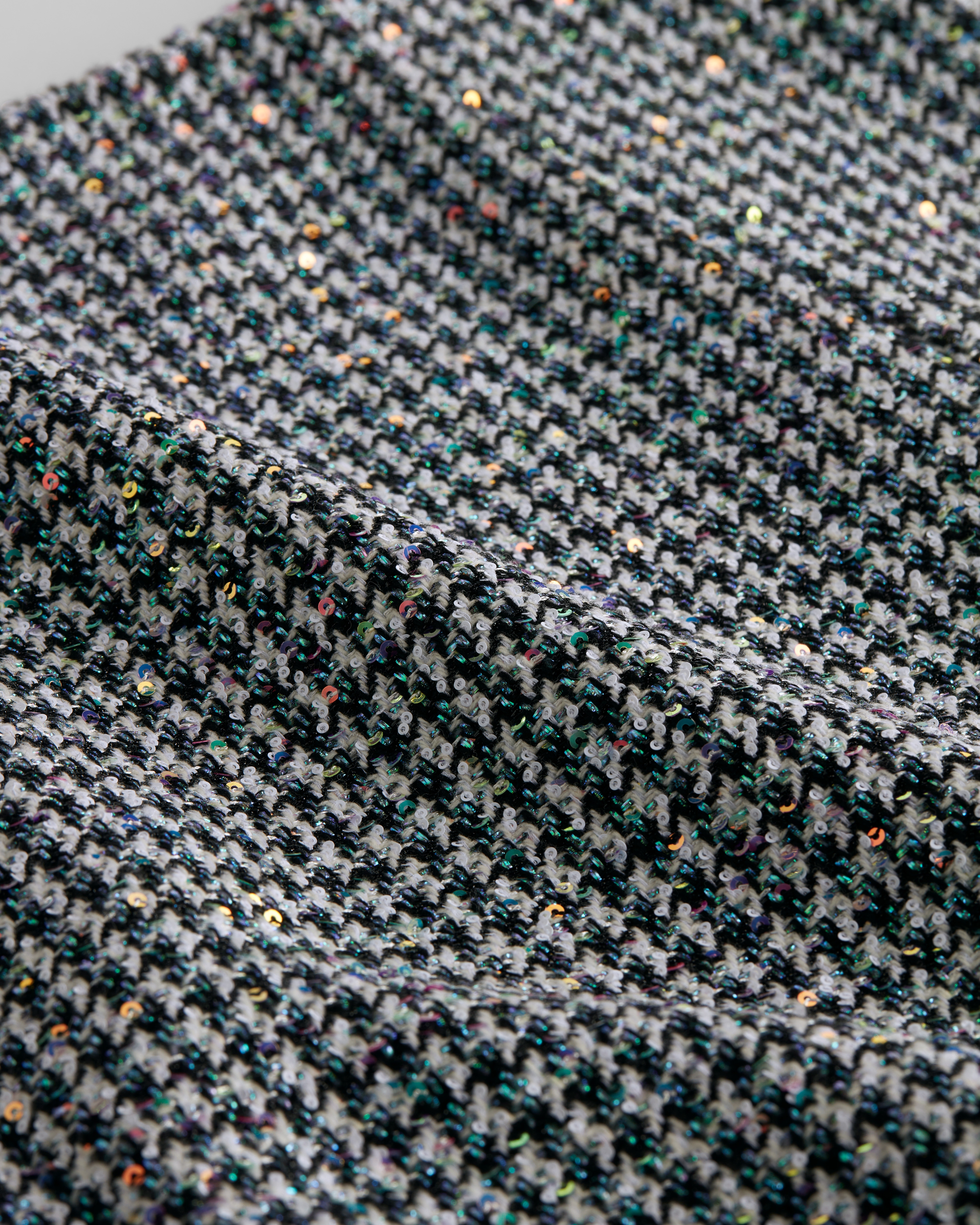 Wijd uitlopende minirok Scheerwolblend met zwart en wit pied-de-poule- motief en veelkleurige pailletten E09