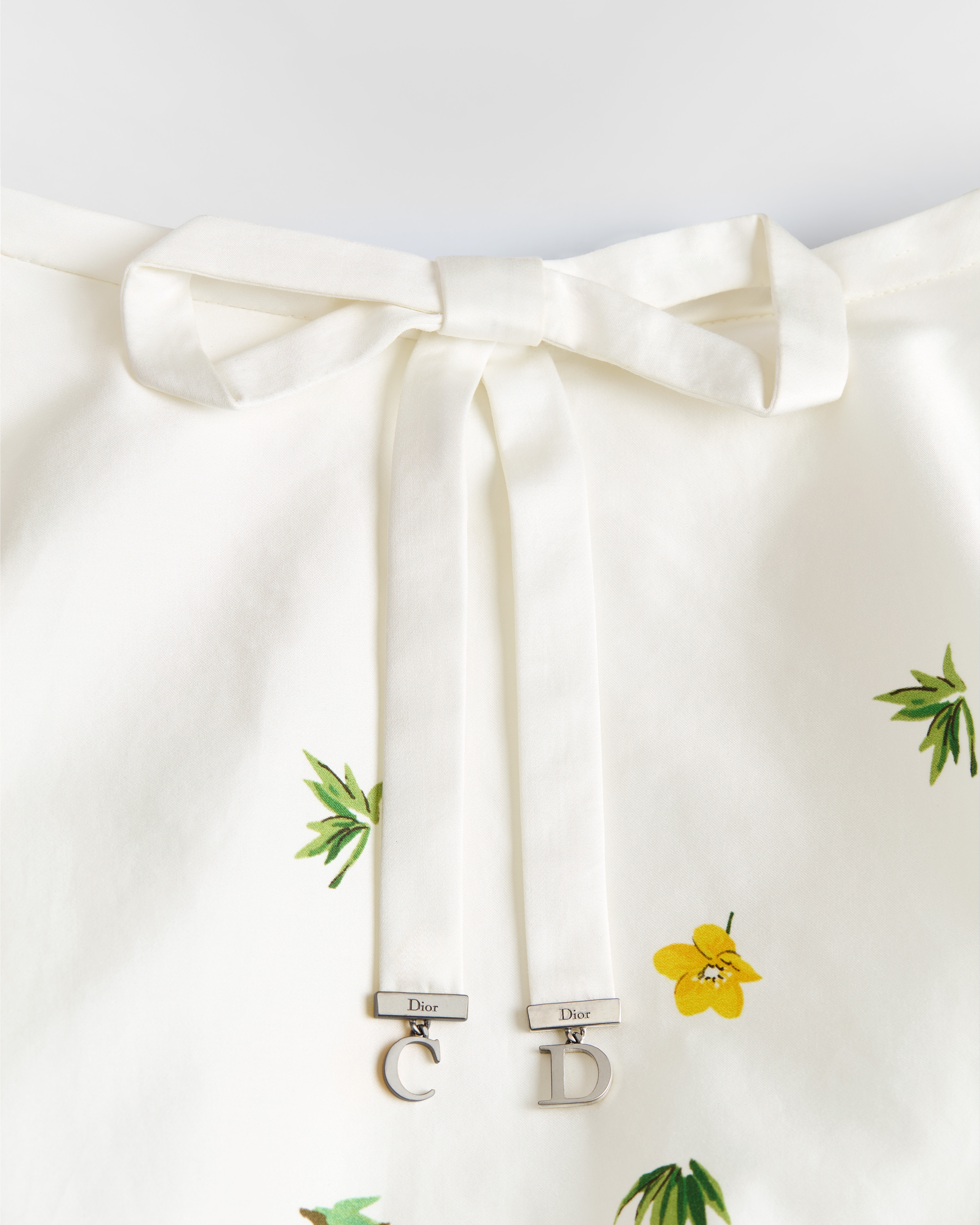 กระโปรงทรงบานความยาวปานกลาง ผ้าฝ้ายป๊อปลินสีขาวประดับลาย Dior Buttercup สีเหลืองและสีเขียว E10