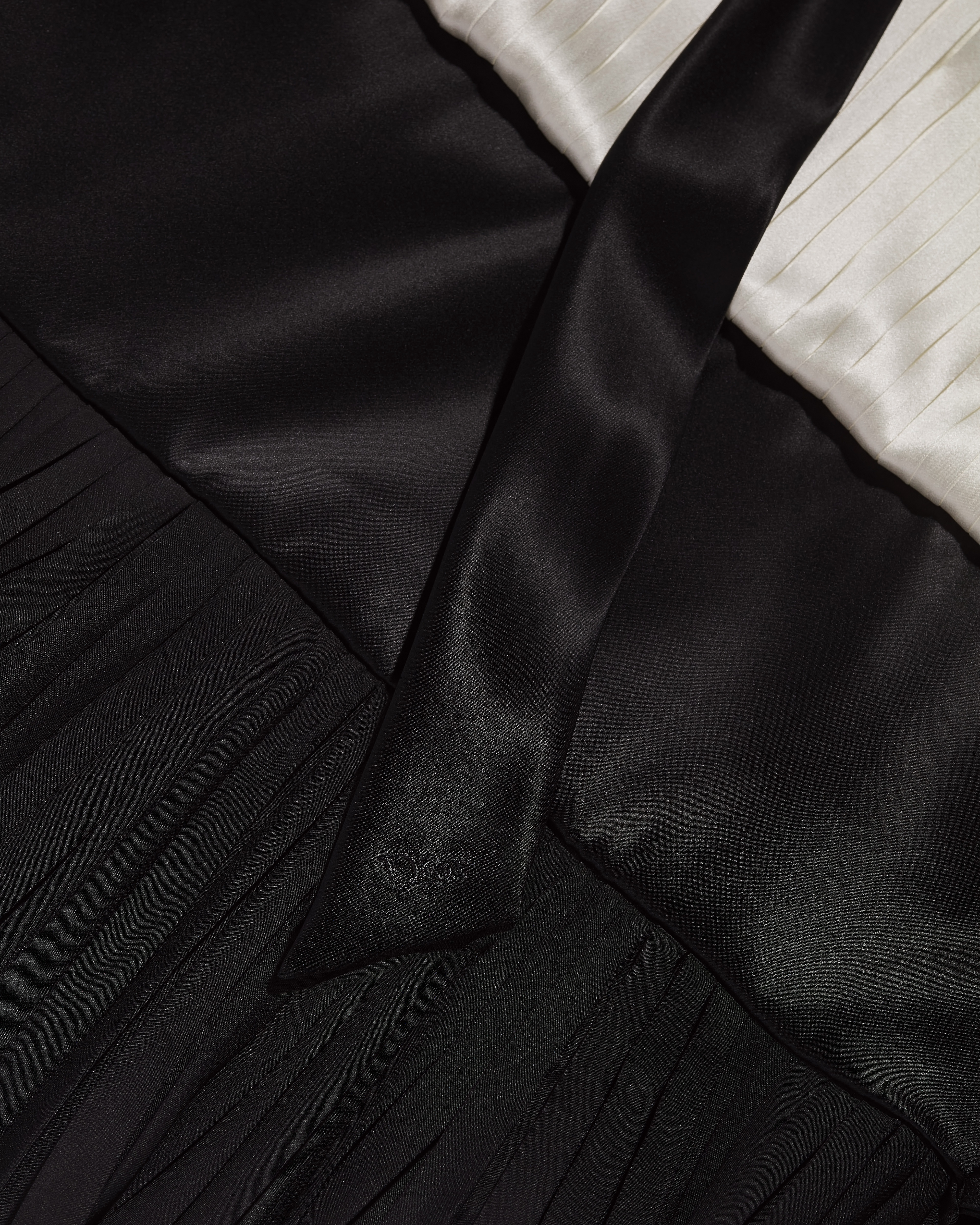 Abito plissettato con cintura Twill di seta nero e bianco E10