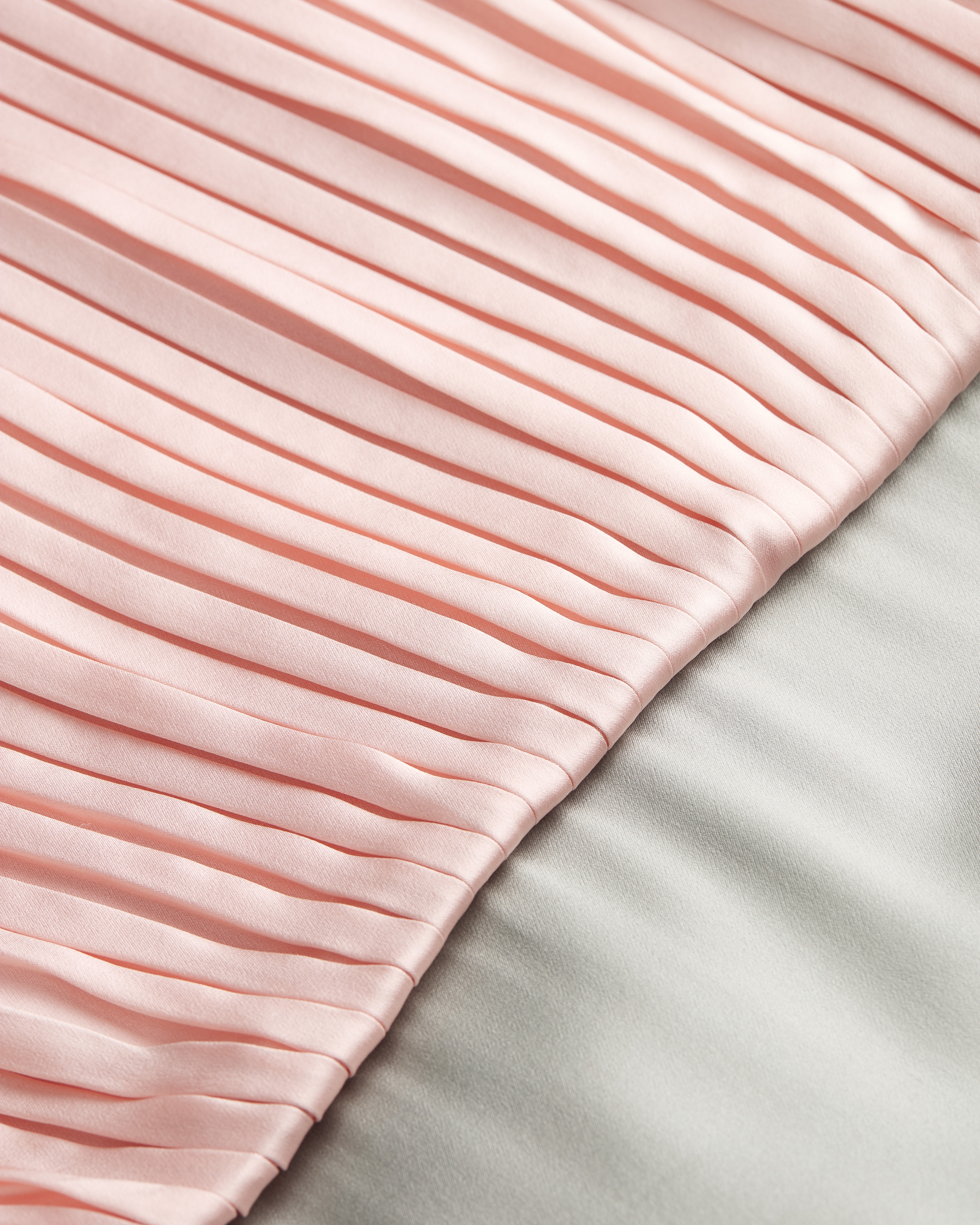 Robe plissée ceinturée Twill de soie grise et rose E09