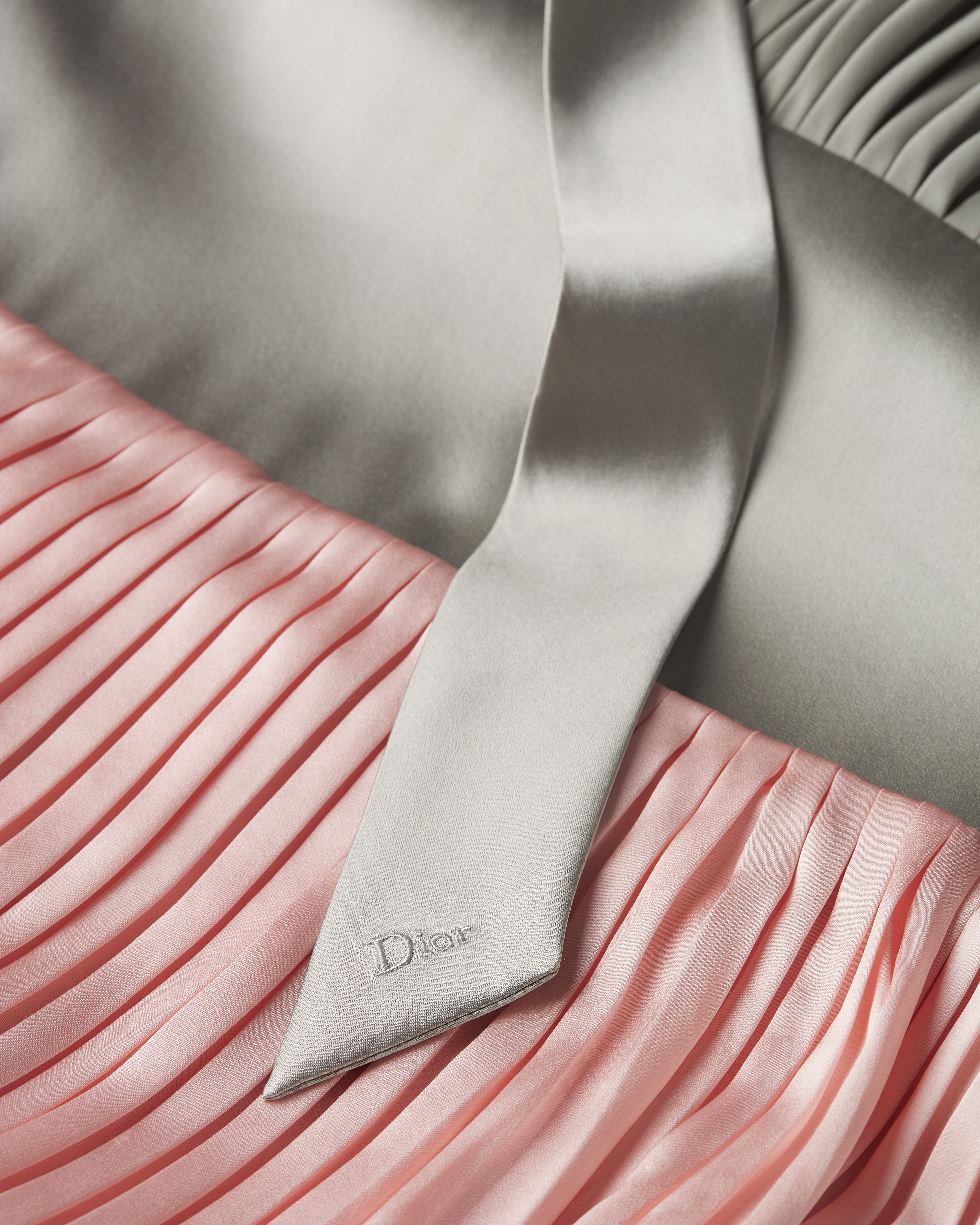 Robe plissée ceinturée Twill de soie grise et rose E10