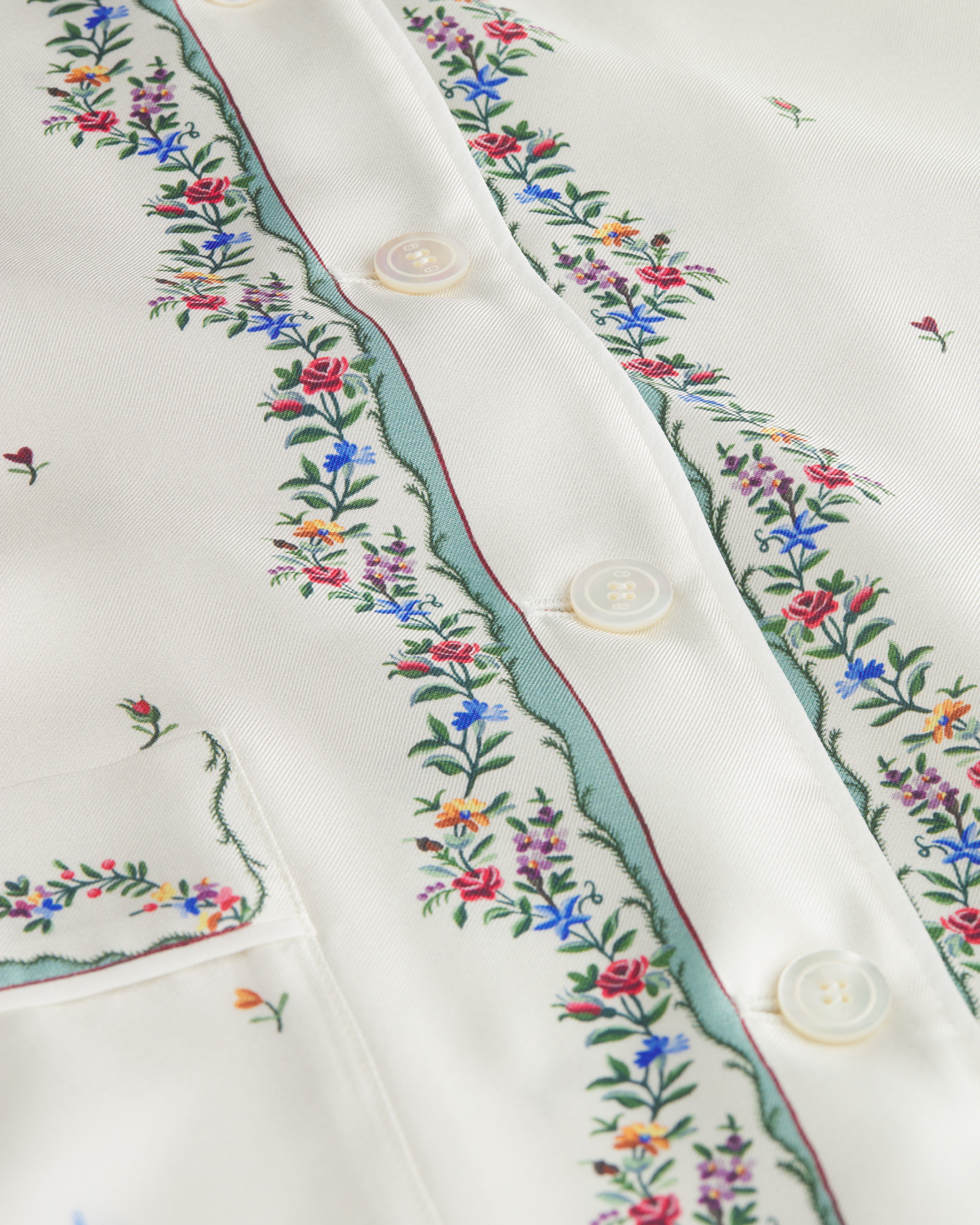 Dioramour Hemd Seidentwill in Weiß mit Revolution Flowers Motiv in mehreren Farben E09