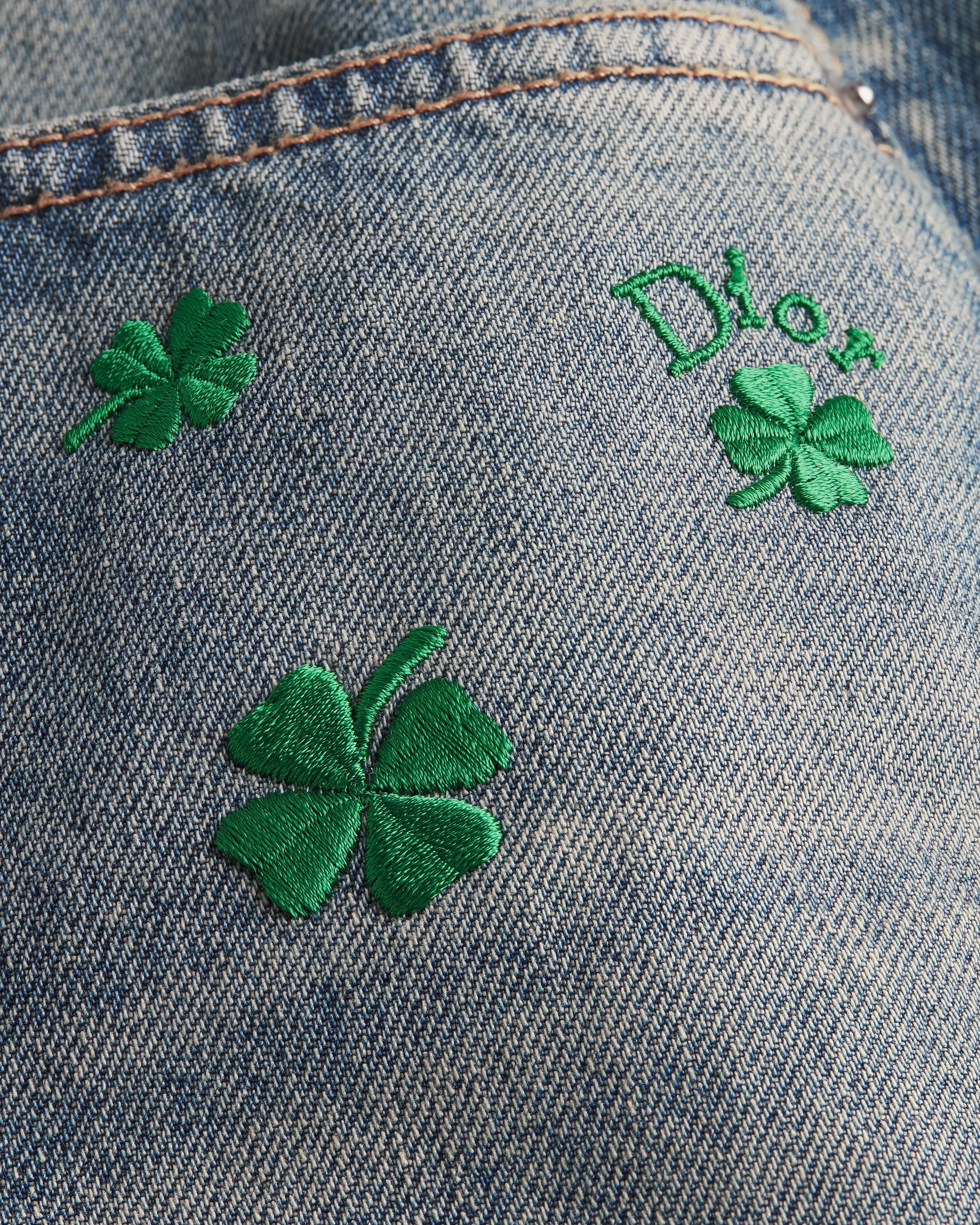 Minifalda bordada Denim de algodón azul lavado a la piedra con motivo Dior Clover verde E09