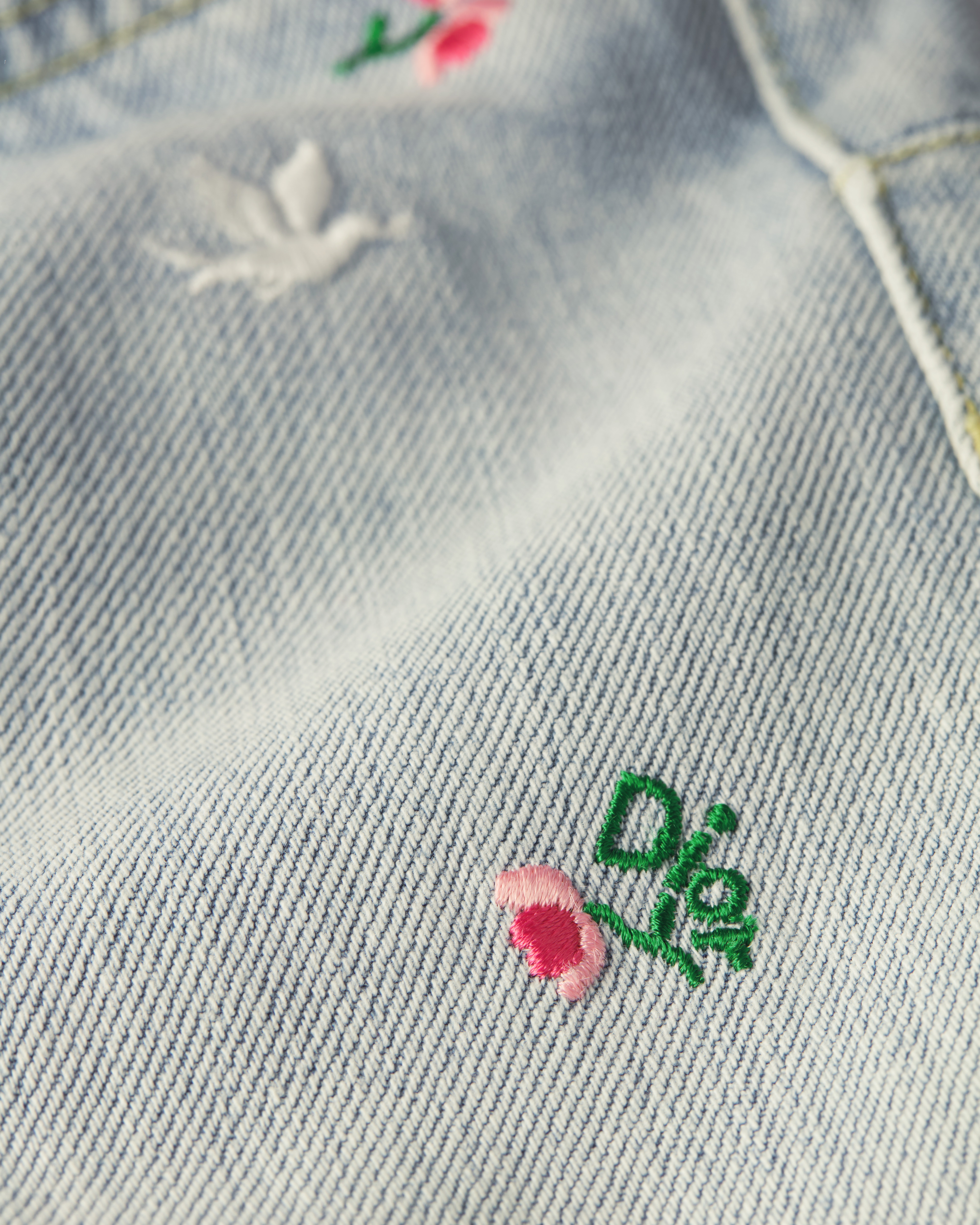 Ausgestellte Dioramour Jeans mit Stickerei Baumwolldenim in Hellblau mit Doves & Roses Motiv in mehreren Farben E09