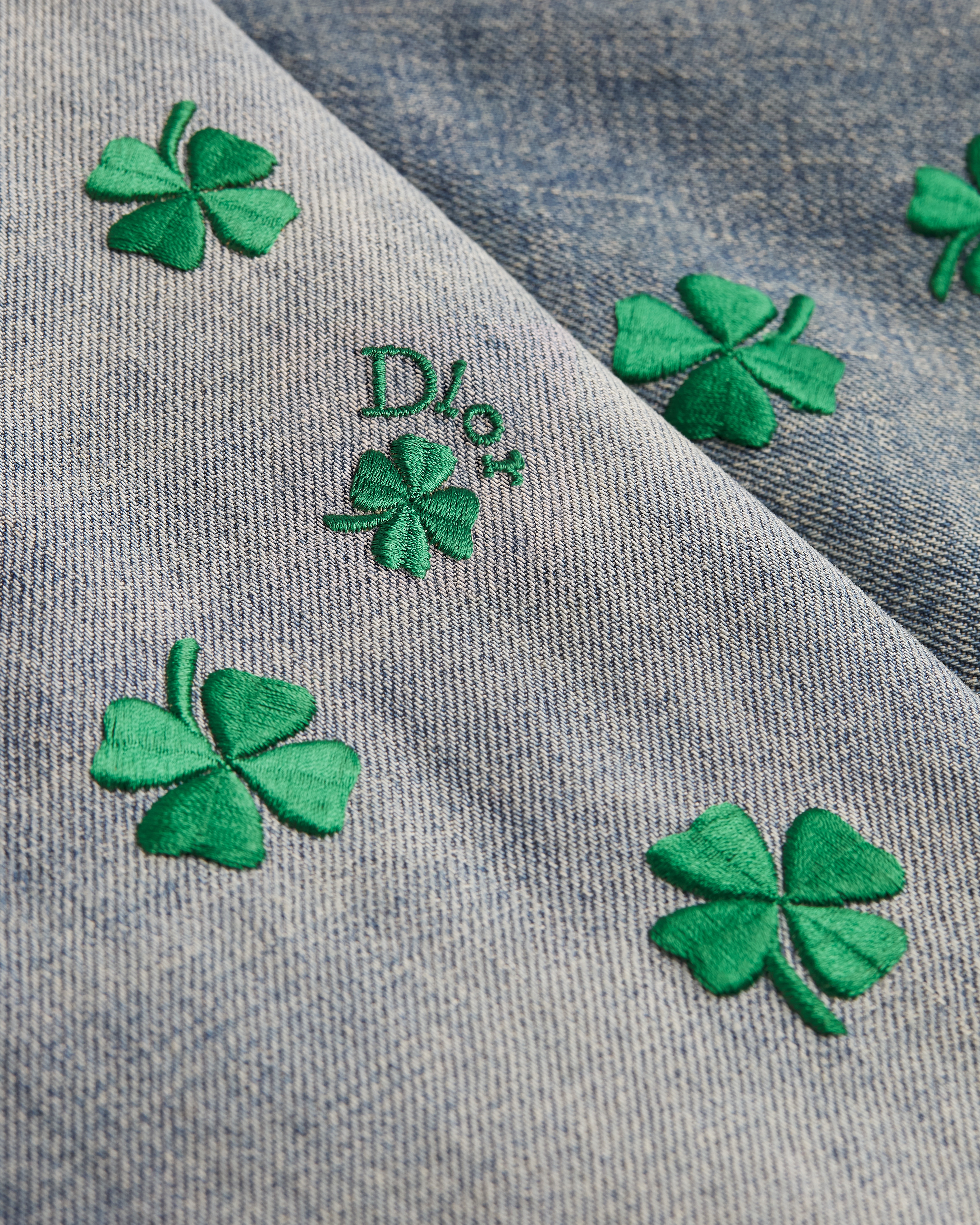 Jean évasé brodé Denim de coton délavé bleu à motif Dior Clover vert E11