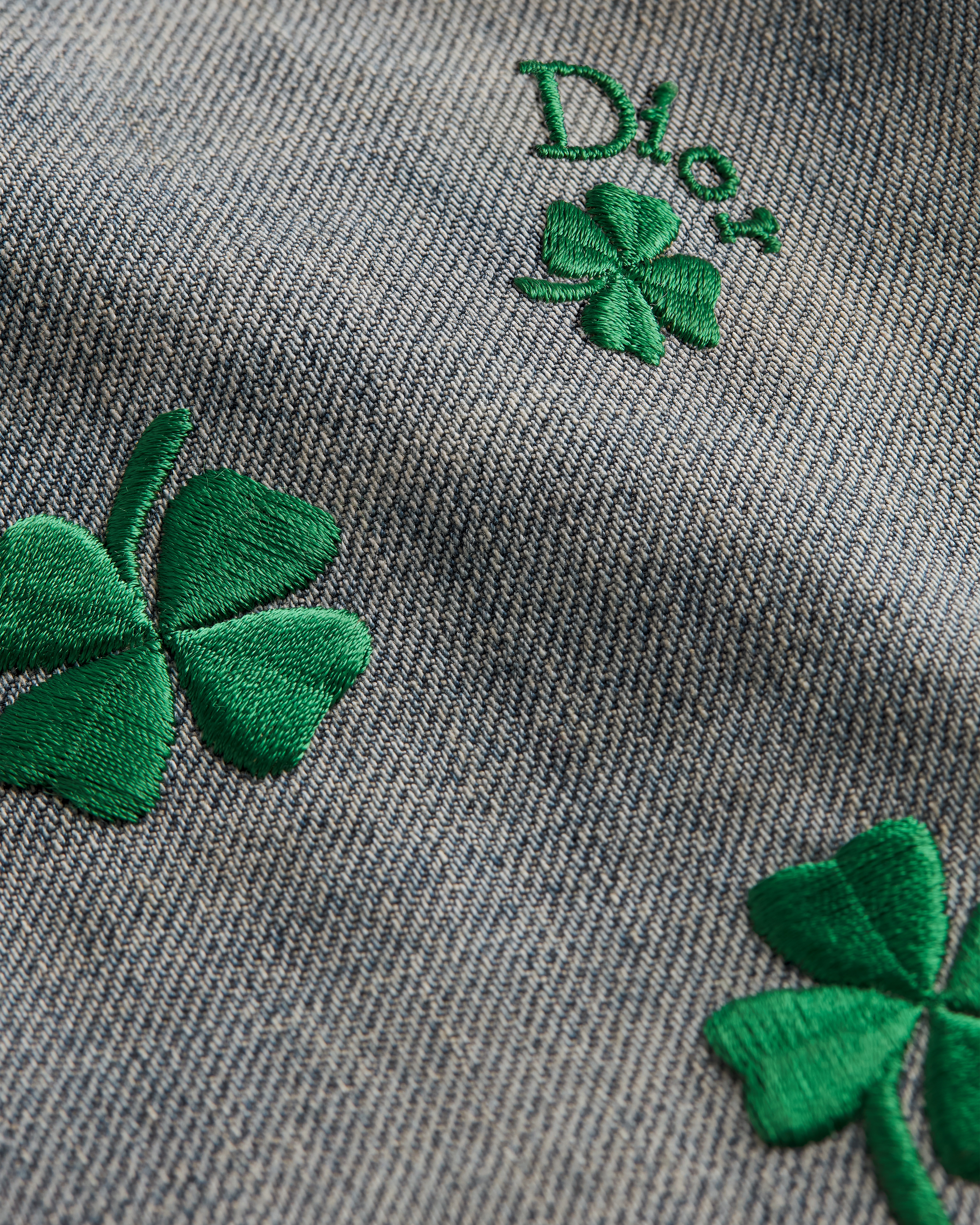 Jean évasé brodé Denim de coton délavé bleu à motif Dior Clover vert E12