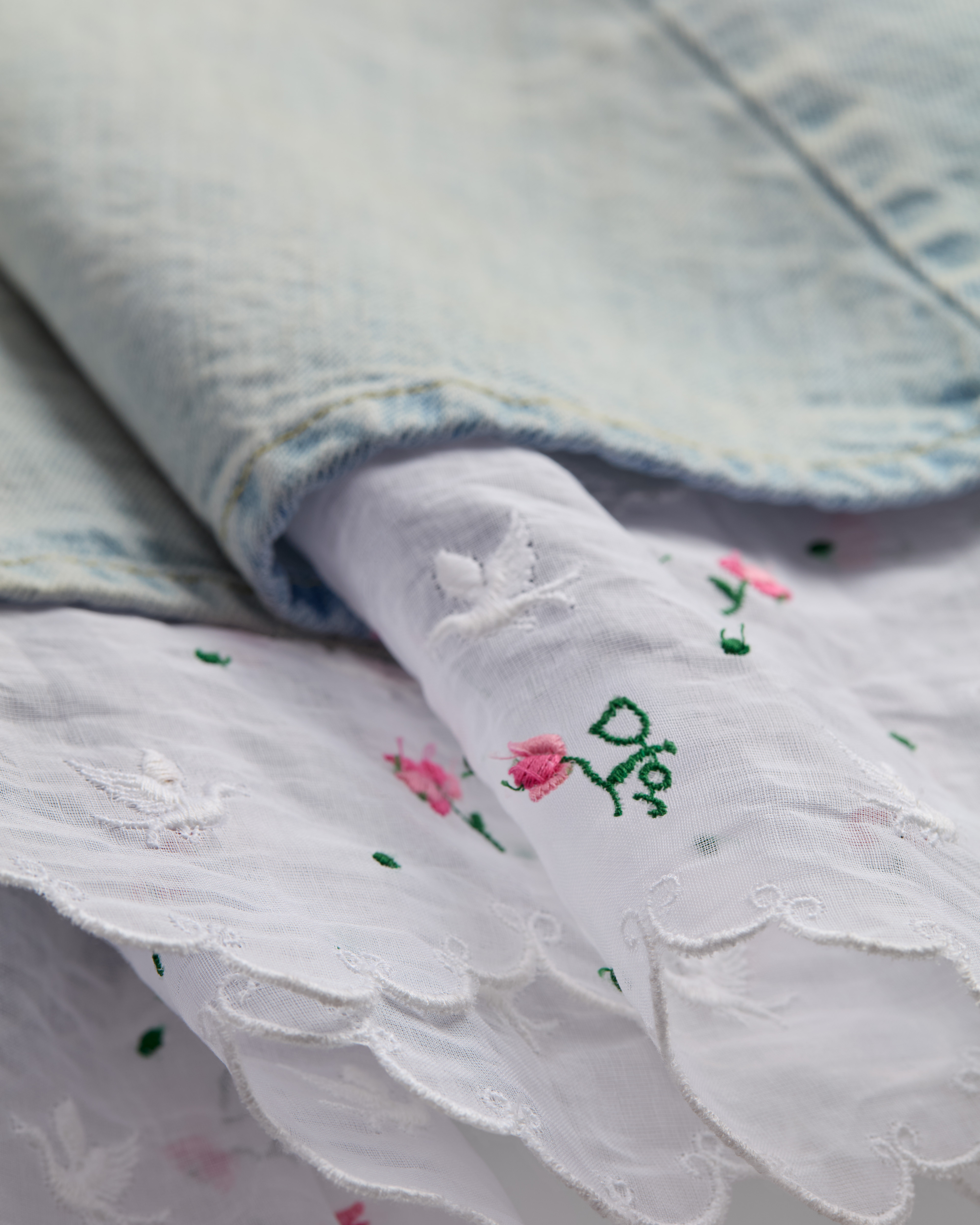 Robe évasée brodée Dioramour Denim de coton bleu clair et coton blanc à motif Doves & Roses multicolore E10