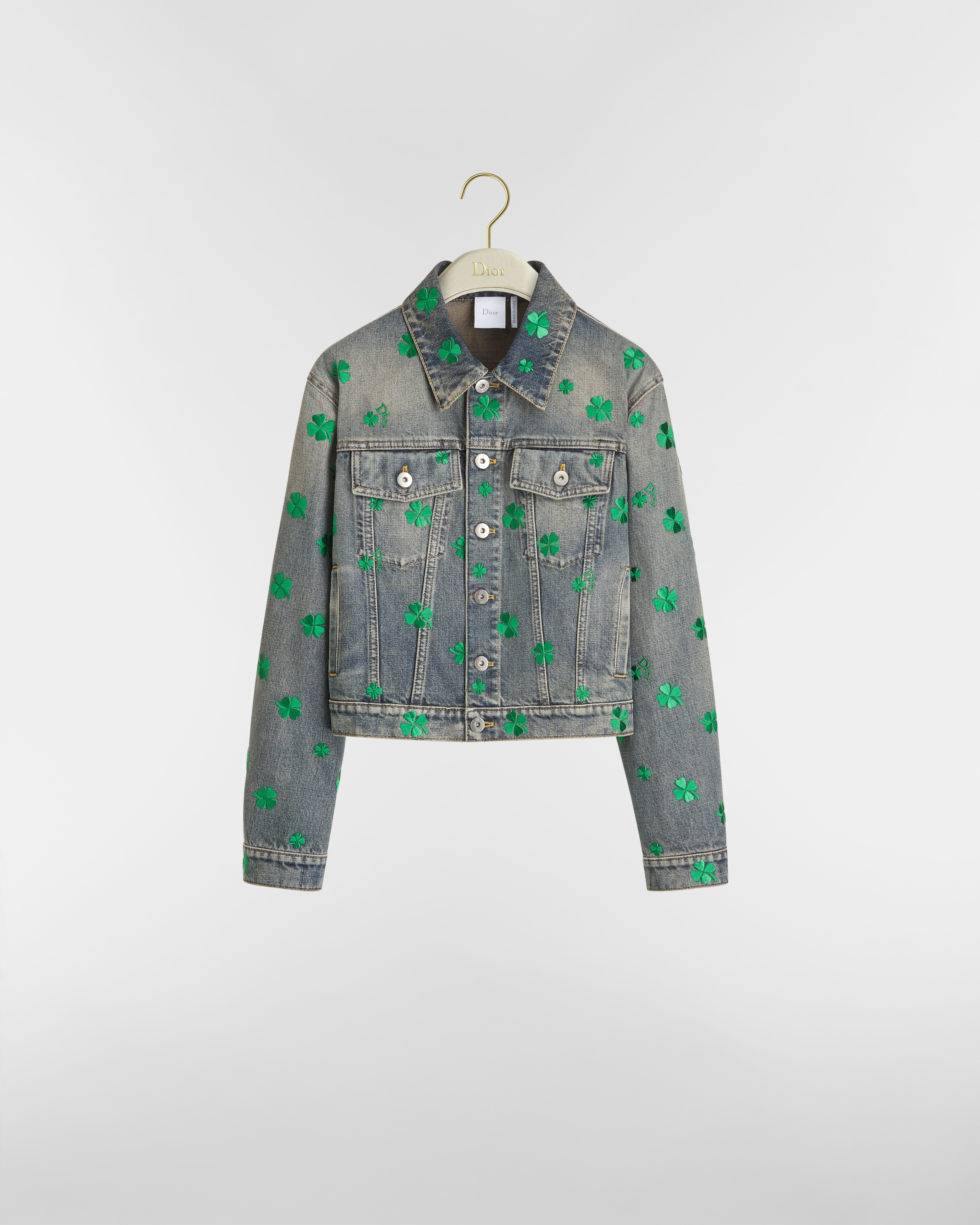 سترة مطرّزة قماش الدنيم القطني الأزرق المعالج بتقنية الغسل الحجري مع نمط نبتة النفل من Dior باللون الأخضر E01