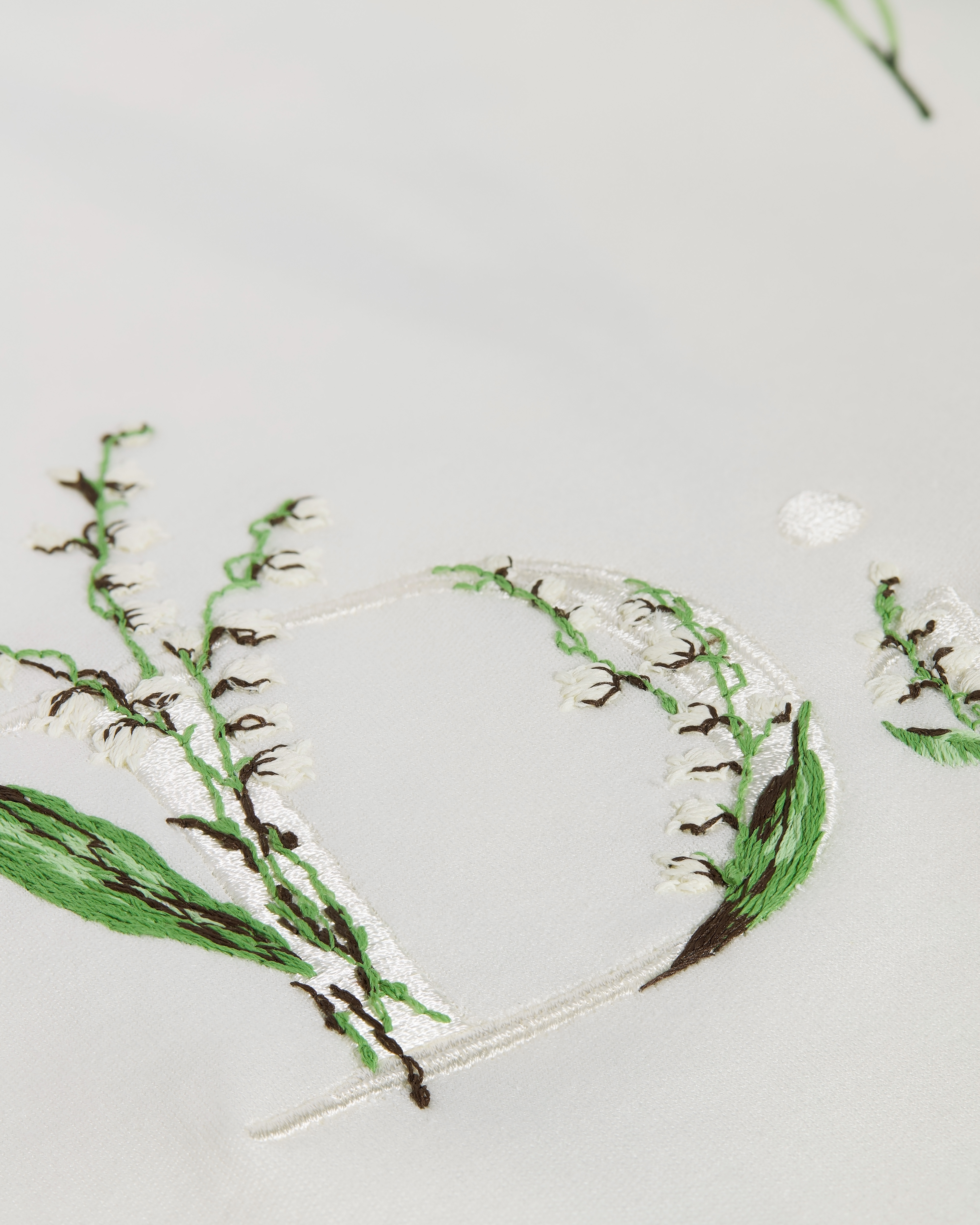 寬版刺繡 T 恤 白色棉質針織布綴以拼色 Lily of the Valley 圖案 E10