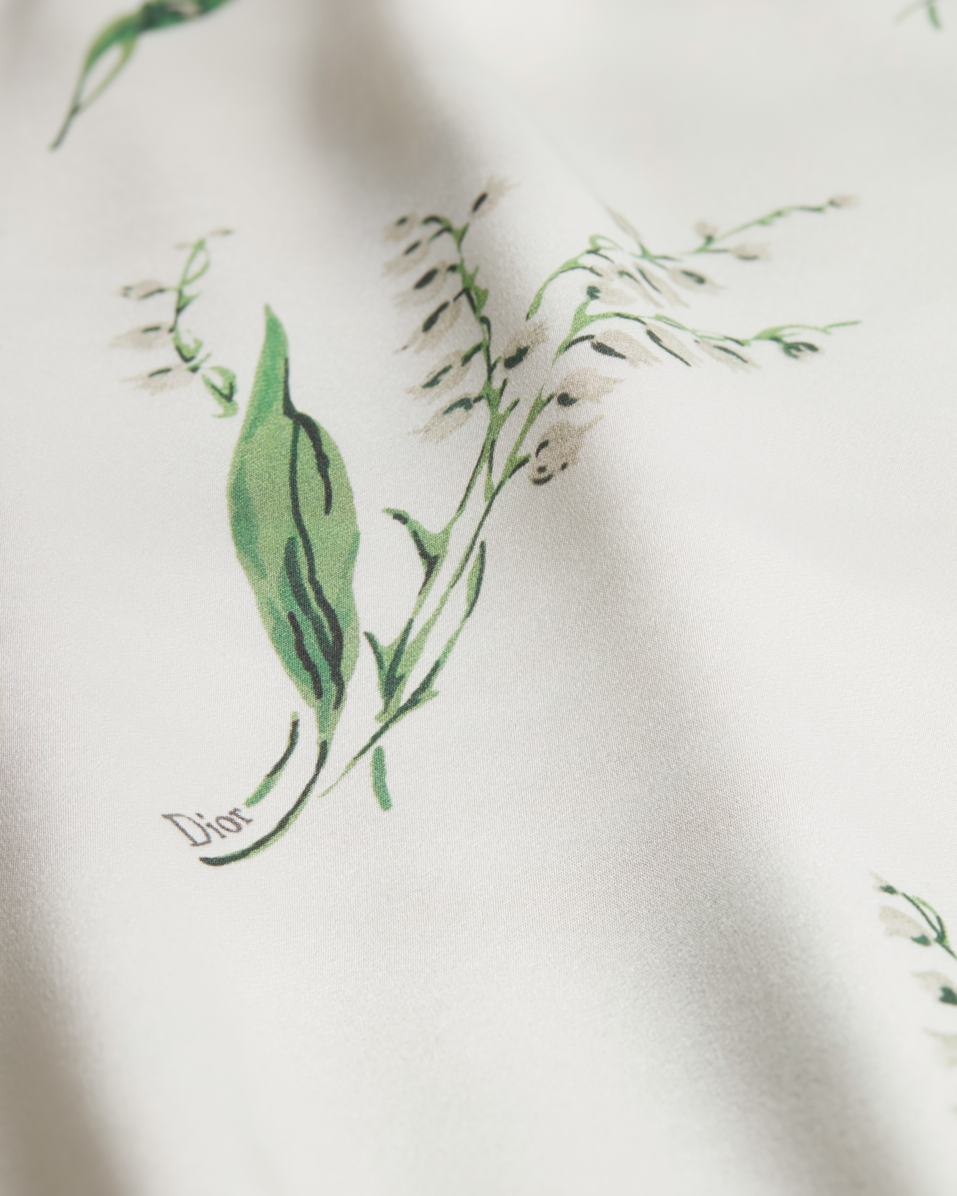 T-shirt oversize Jersey di seta bianco con motivo Lily of the Valley multicolore E09