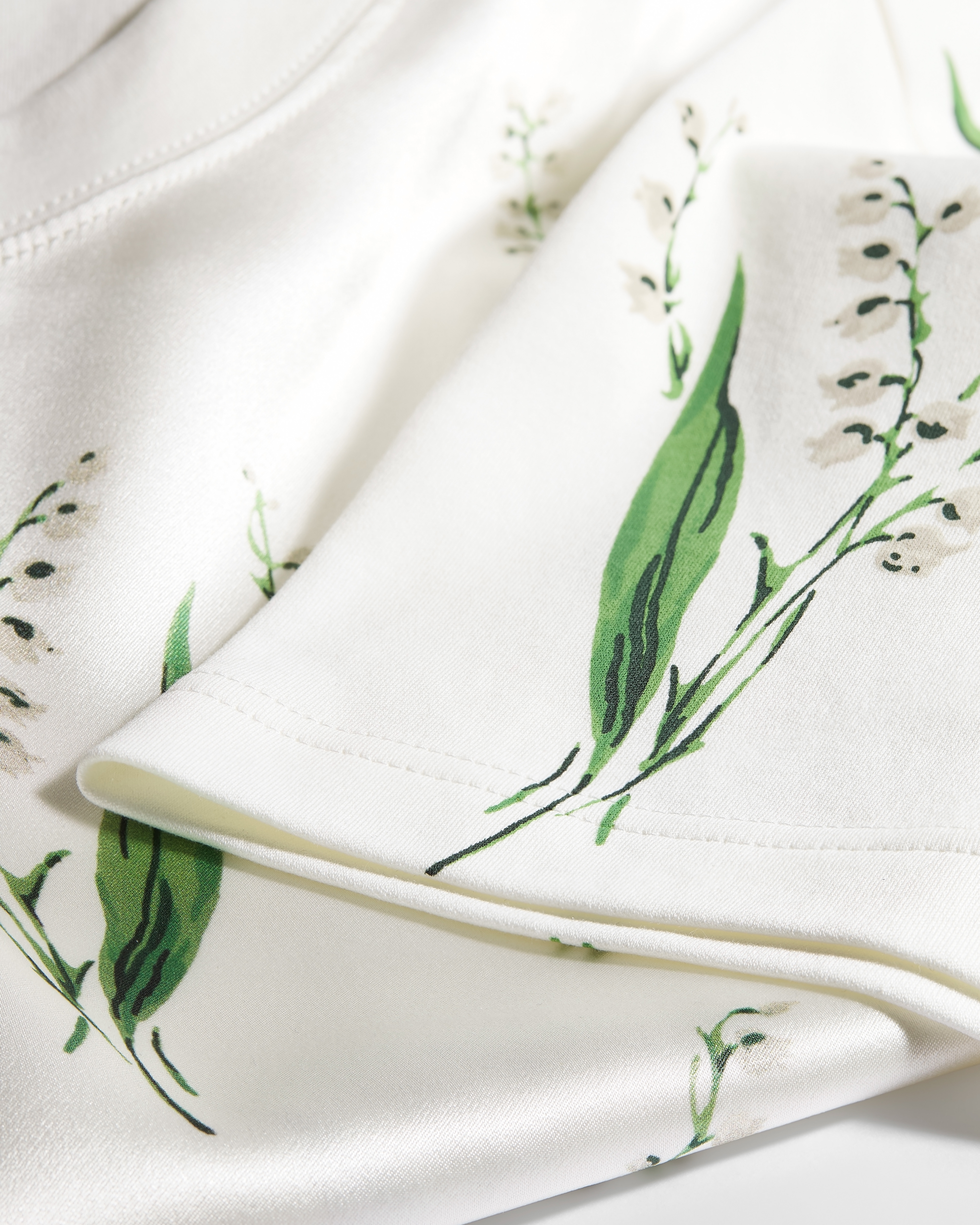 T-shirt oversize Jersey di seta bianco con motivo Lily of the Valley multicolore E10