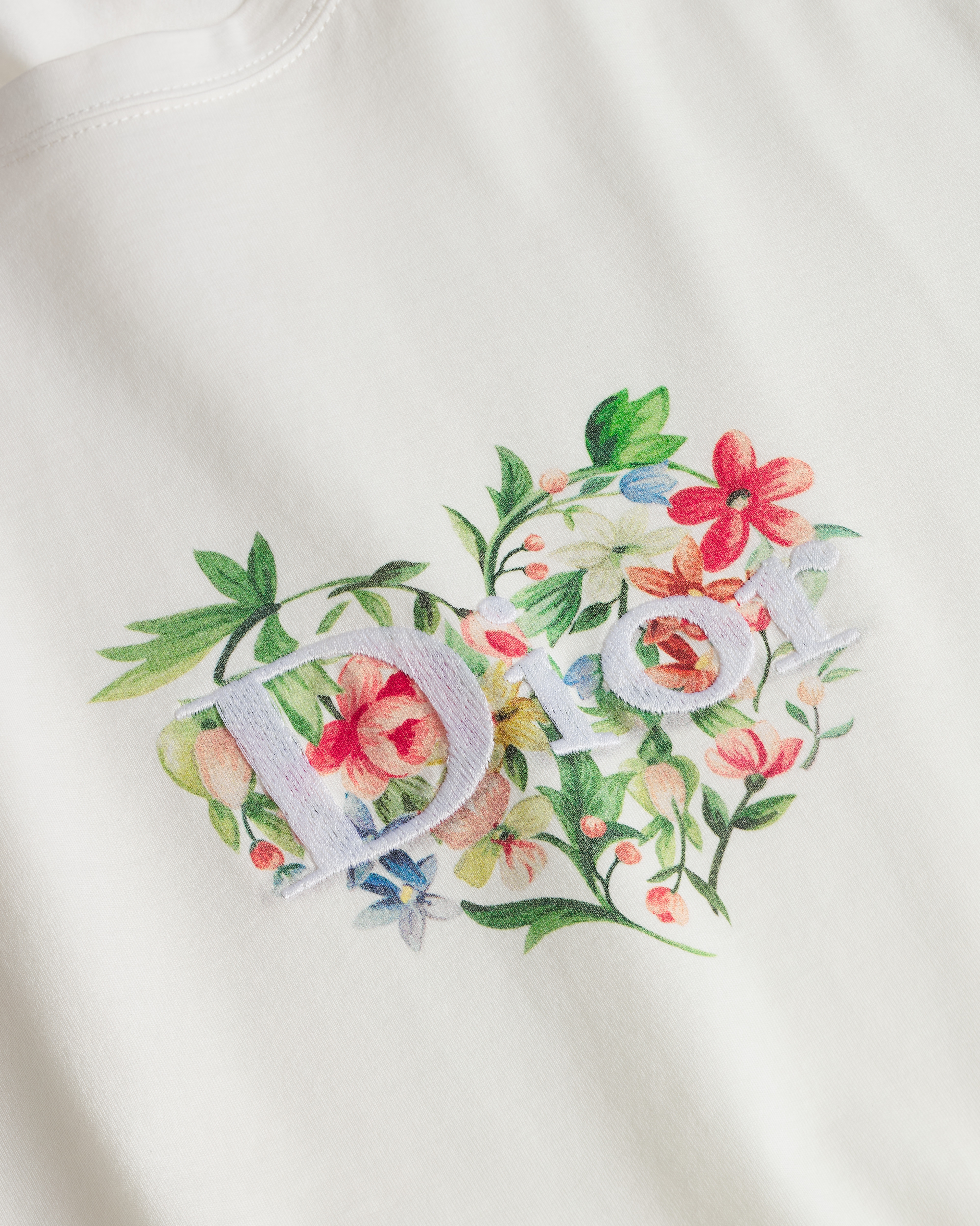 Dioramour Fitted T-Shirt White Cotton Jersey with Multicolor Floral Heart Motif E09